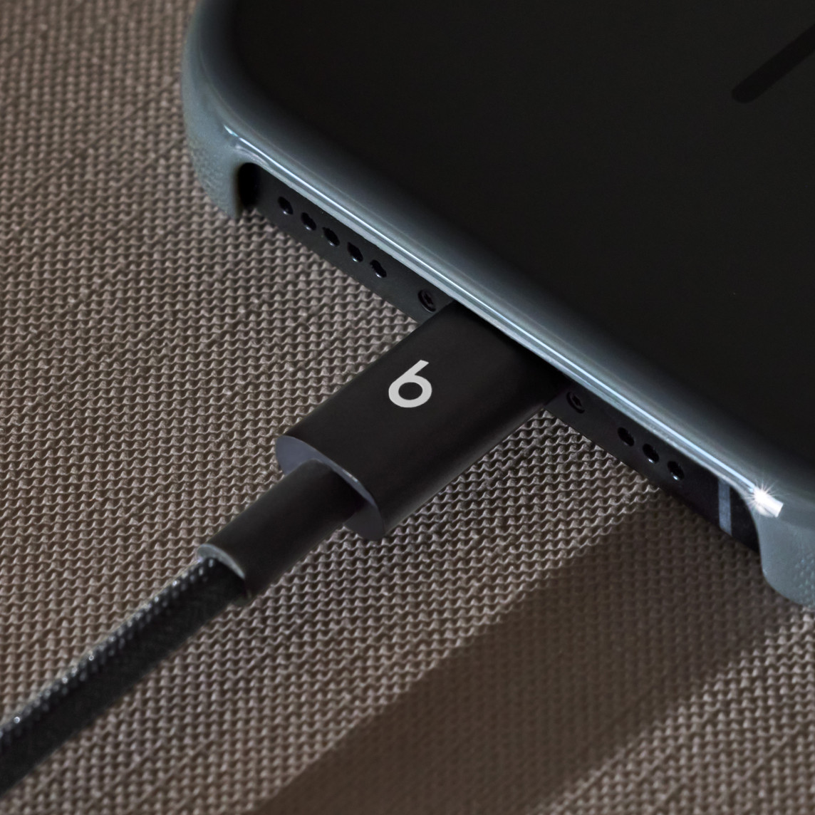 Cabo curto trançado de USB-C para USB-C da Beats (20 cm) — Preto-relâmpago