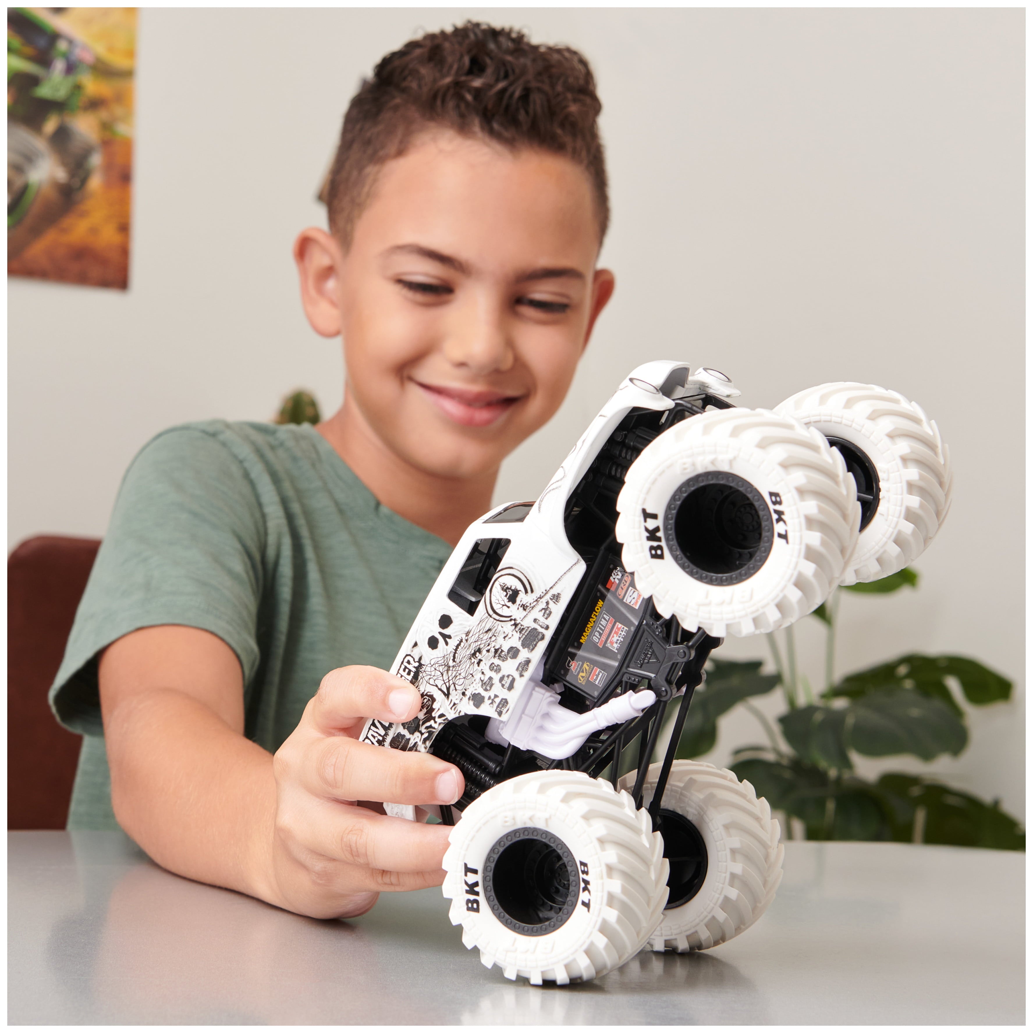 Monster Jam， Official Grave Digger Monster Truck， Collector Die-Cast Vehicle， 1:24 Scale