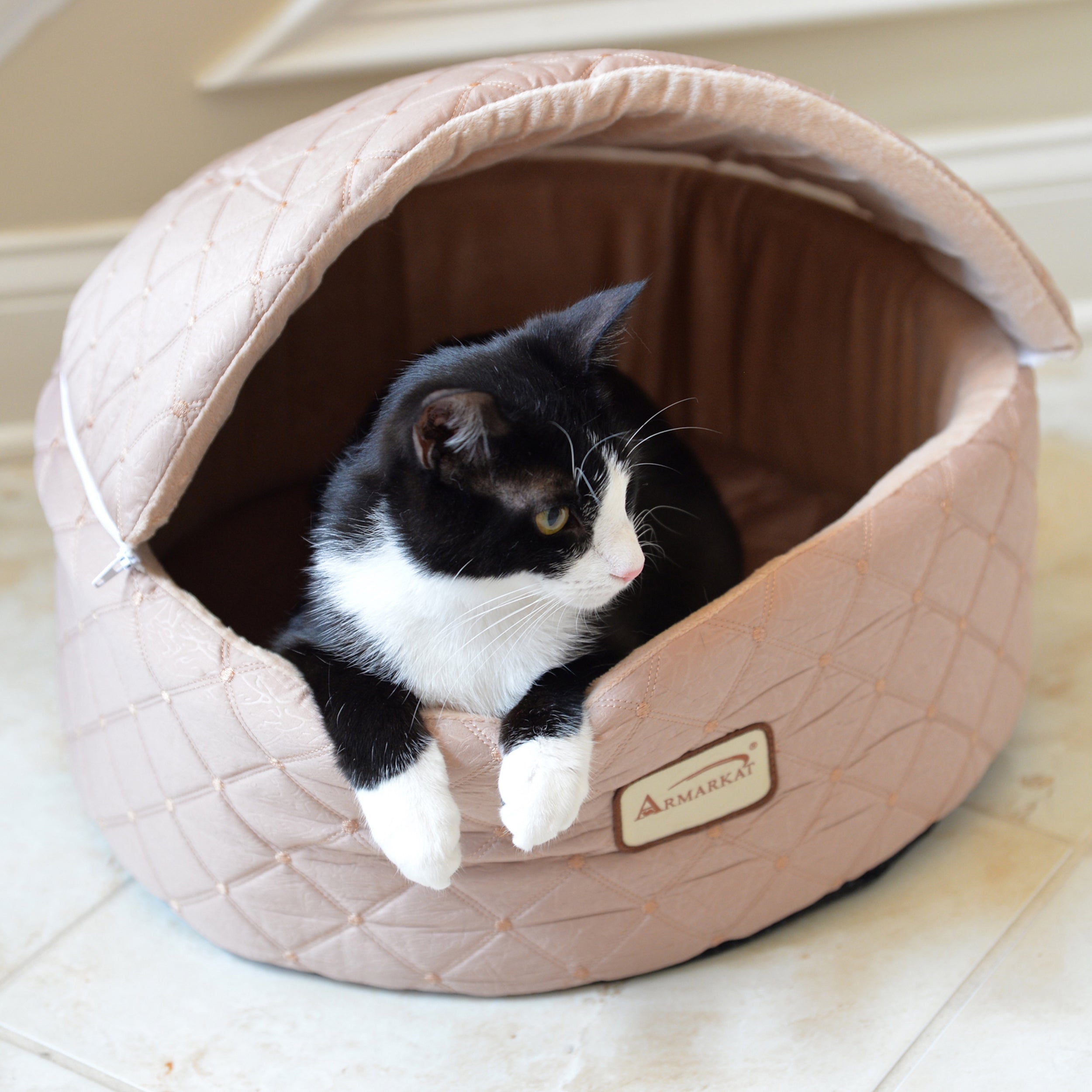 Armarkat Cat Bed， Medium， Light Apricot， C33HFS/FS-M