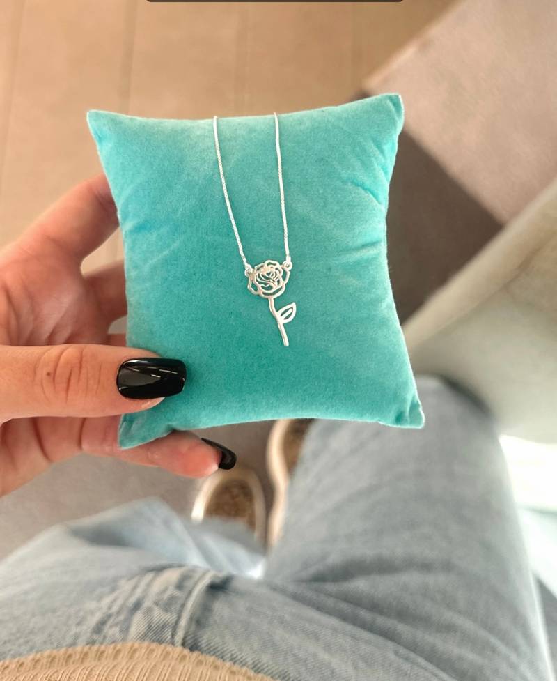 Colar Flor “Bela e a Fera”