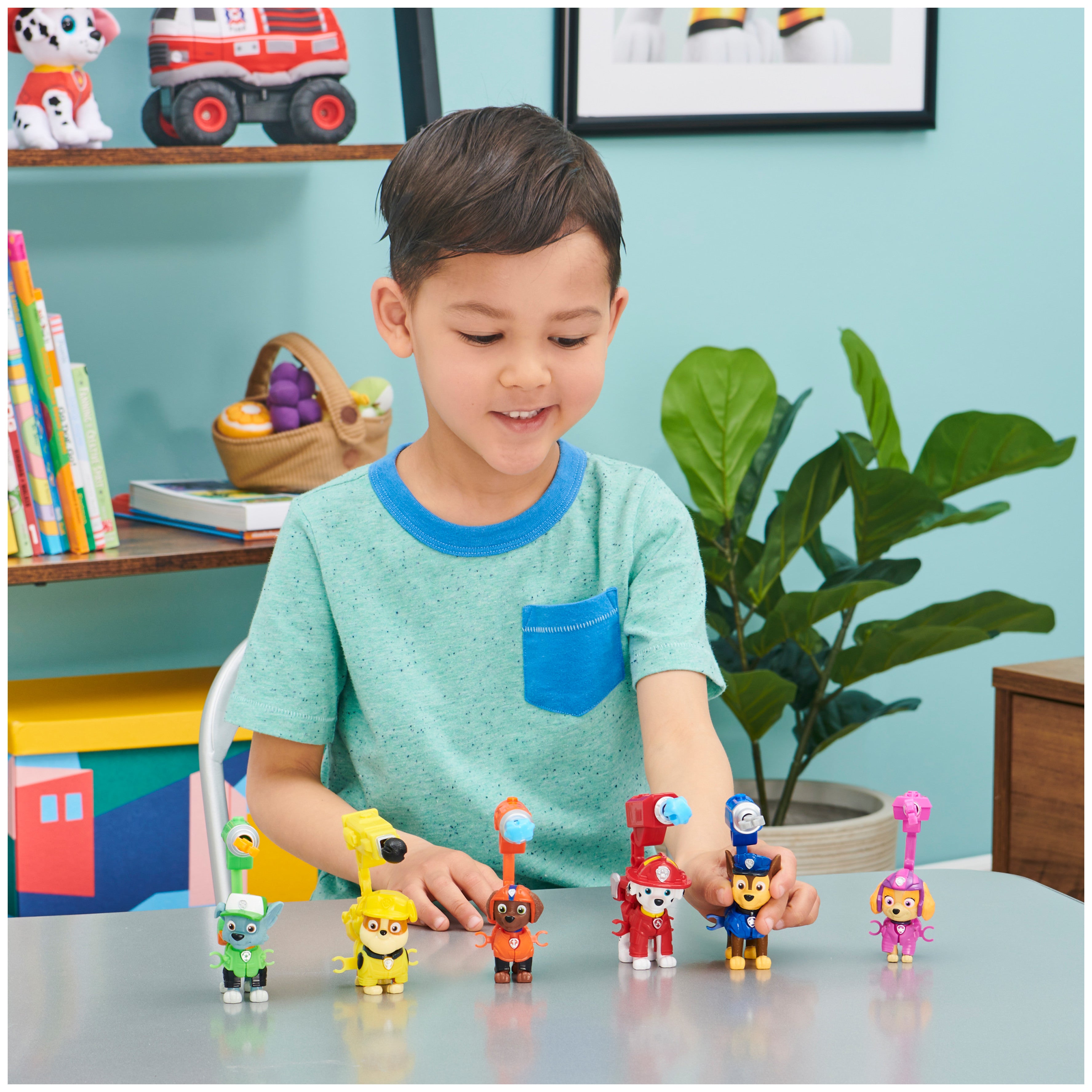 PAW Patrol， Chase Action Figure with Clip-on Backpack and Projectiles