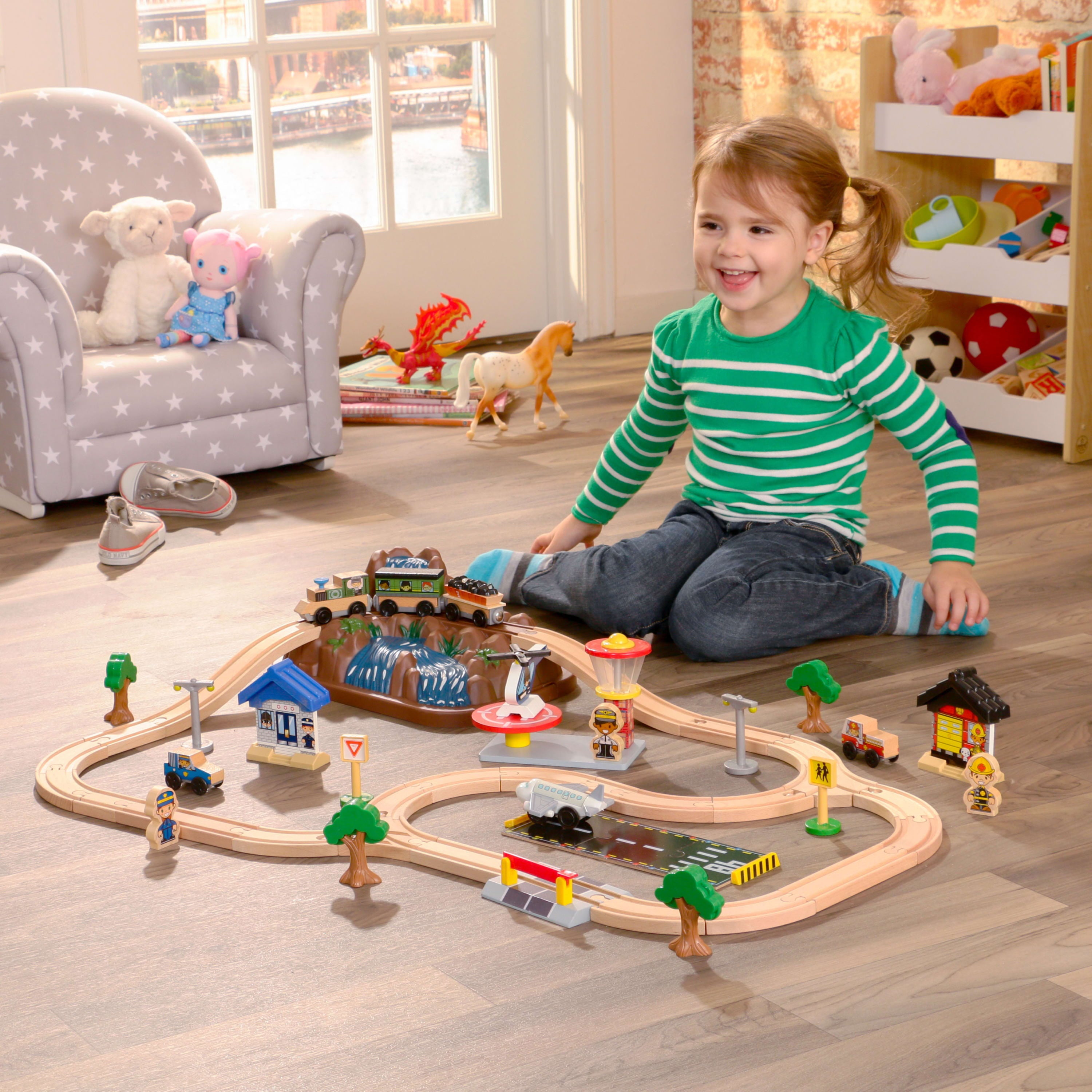 KidKraft Wooden Bucket Top Mountain Train Set with 61 Pieces， Magnetic Train， and Storage