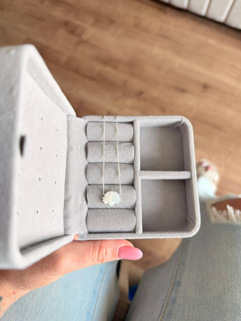 Colar Flor de Lotus (Madrepérola)