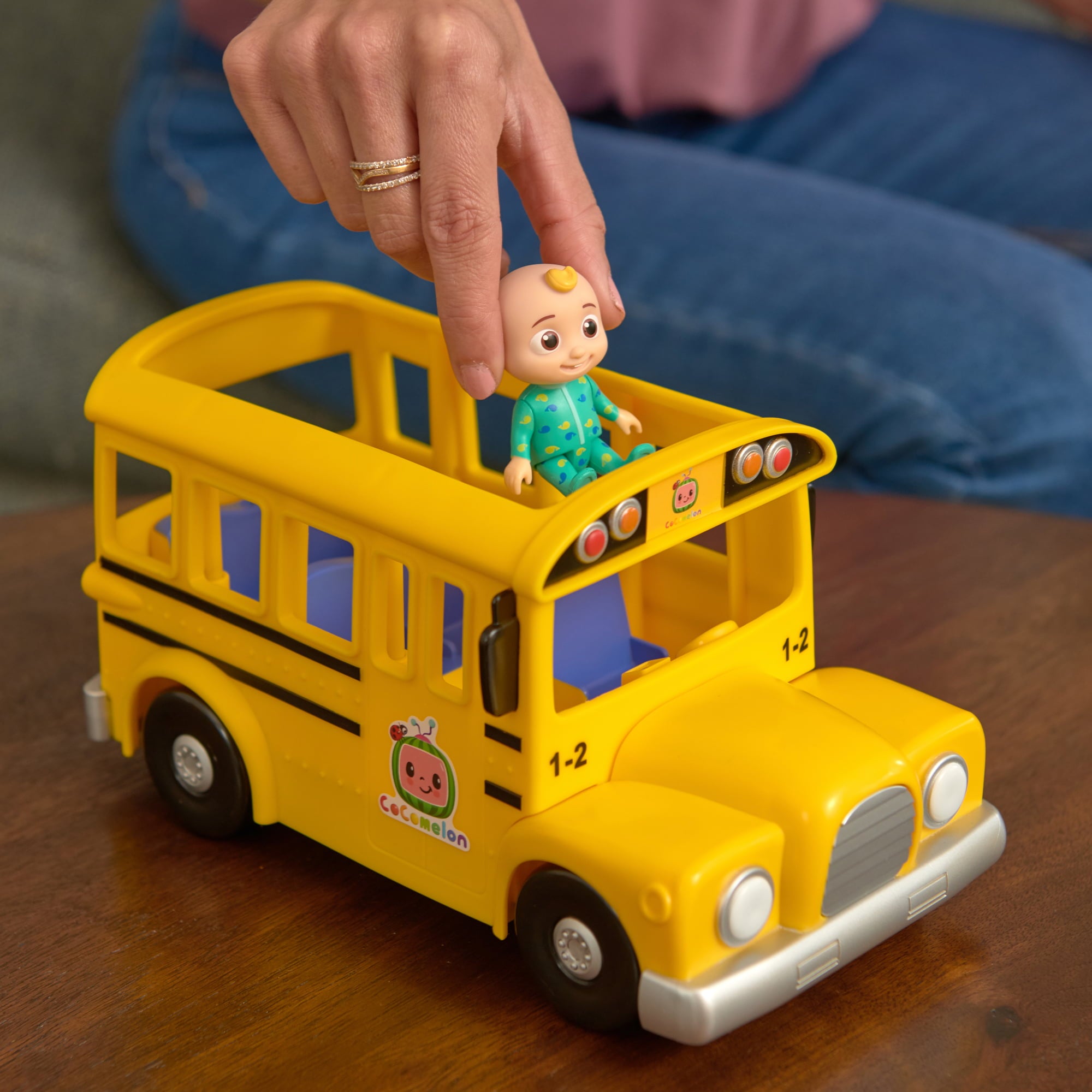 CoComelon Official Yellow JJ School Bus with Sound， 10IN Feature Vehicle with 3in Figure