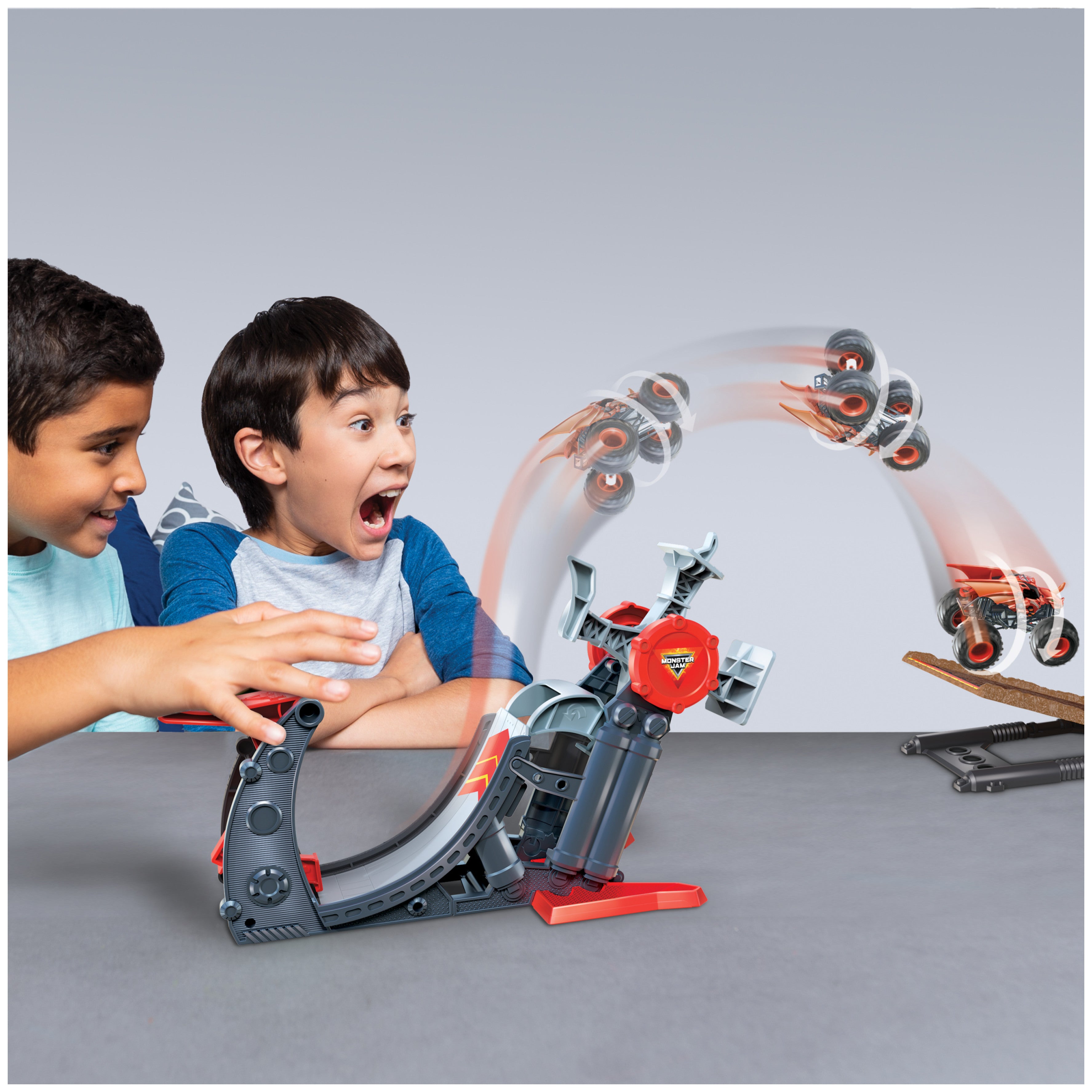 Monster Jam， Official Bakugan Dragonoid Stunt Dial Playset with Exclusive 1:64 Scale Dragonoid Die-Cast Monster Truck