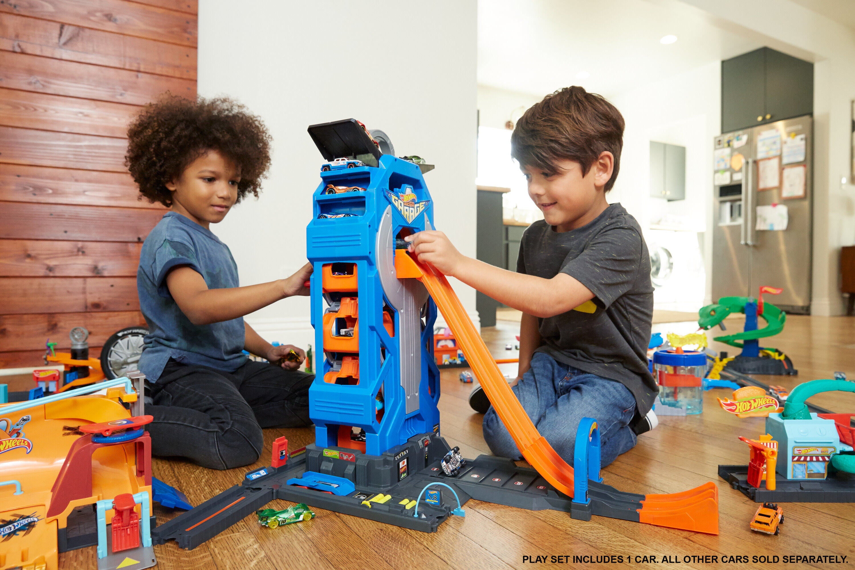 Hot Wheels Mega Garage Toy Car Track and Playset， Stores 35+ 1:64 Scale Vehicles