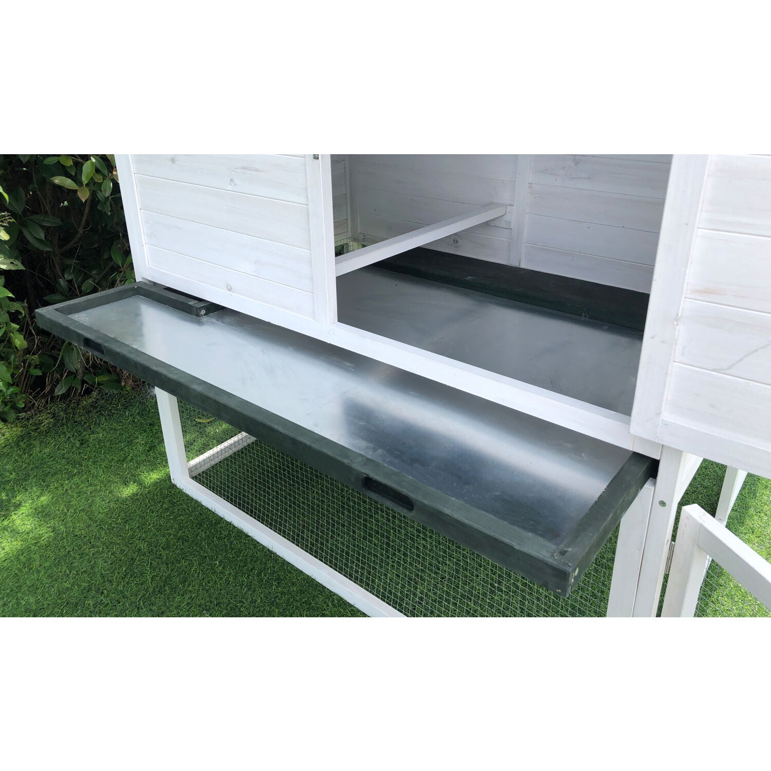 Hanover Elevated Wooden Chicken Coop with Ramp， Planting Area， Wire Mesh Run， Waterproof Roof， 4.25 Ft. x 4 Ft. x 4.2 Ft.