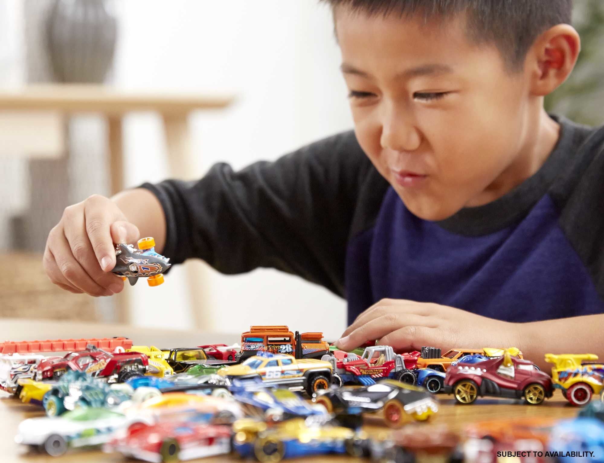 Hot Wheels Set of 20 Toy Sports and Race Cars in 1:64 Scale， Collectible Vehicles (Styles May Vary)