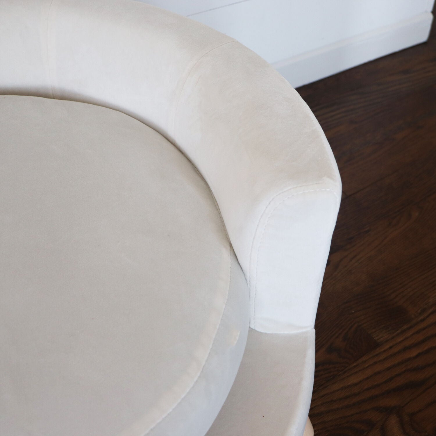 Critter Sitters 28-In. Elegant White Faux-Velvet Circular Pet Bed for Small to Medium-Sized Dogs and Cats