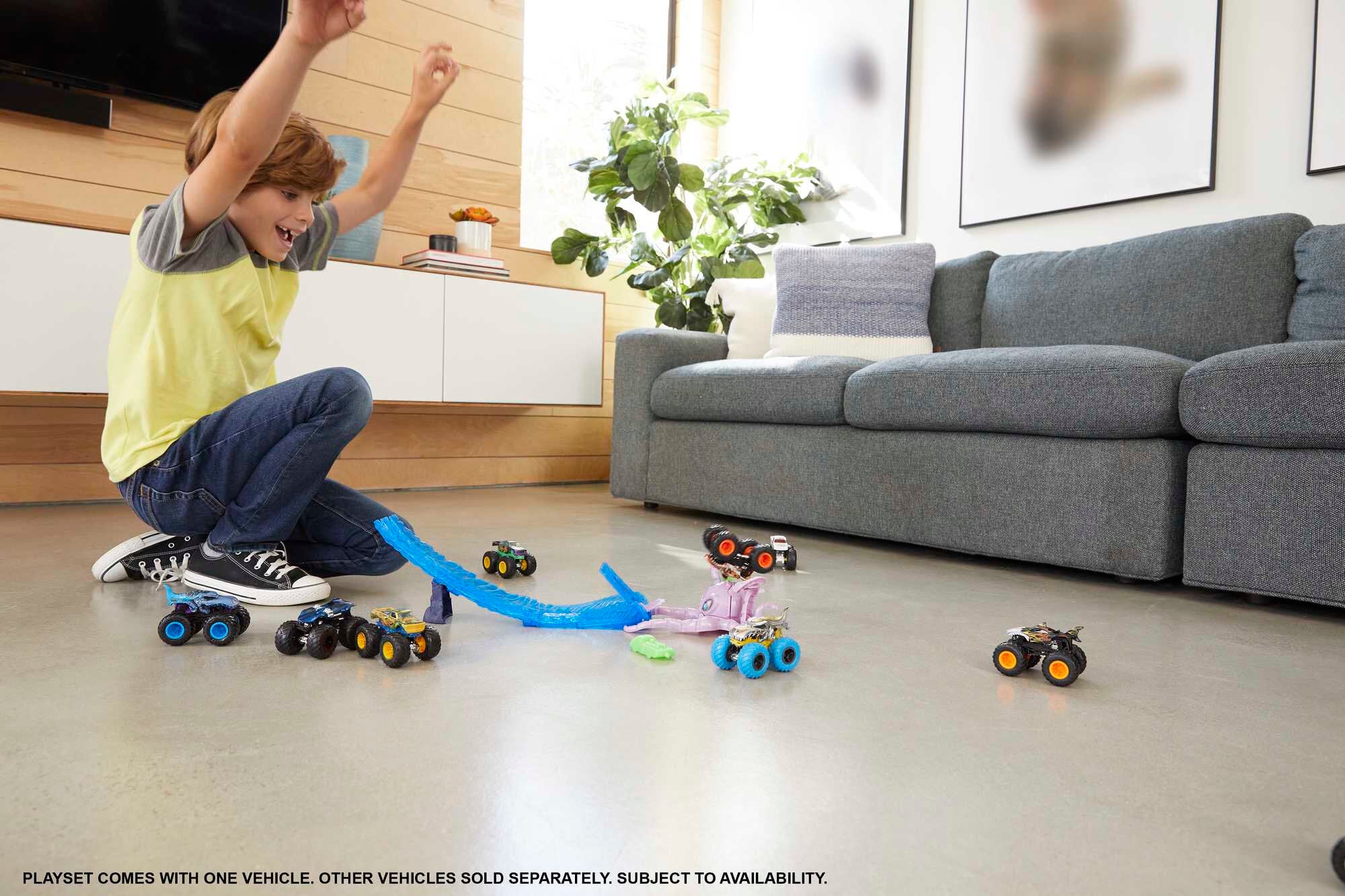 Hot Wheels Monster Trucks Octo-Slam Hero Playset with 1 Die-Cast Vehicle