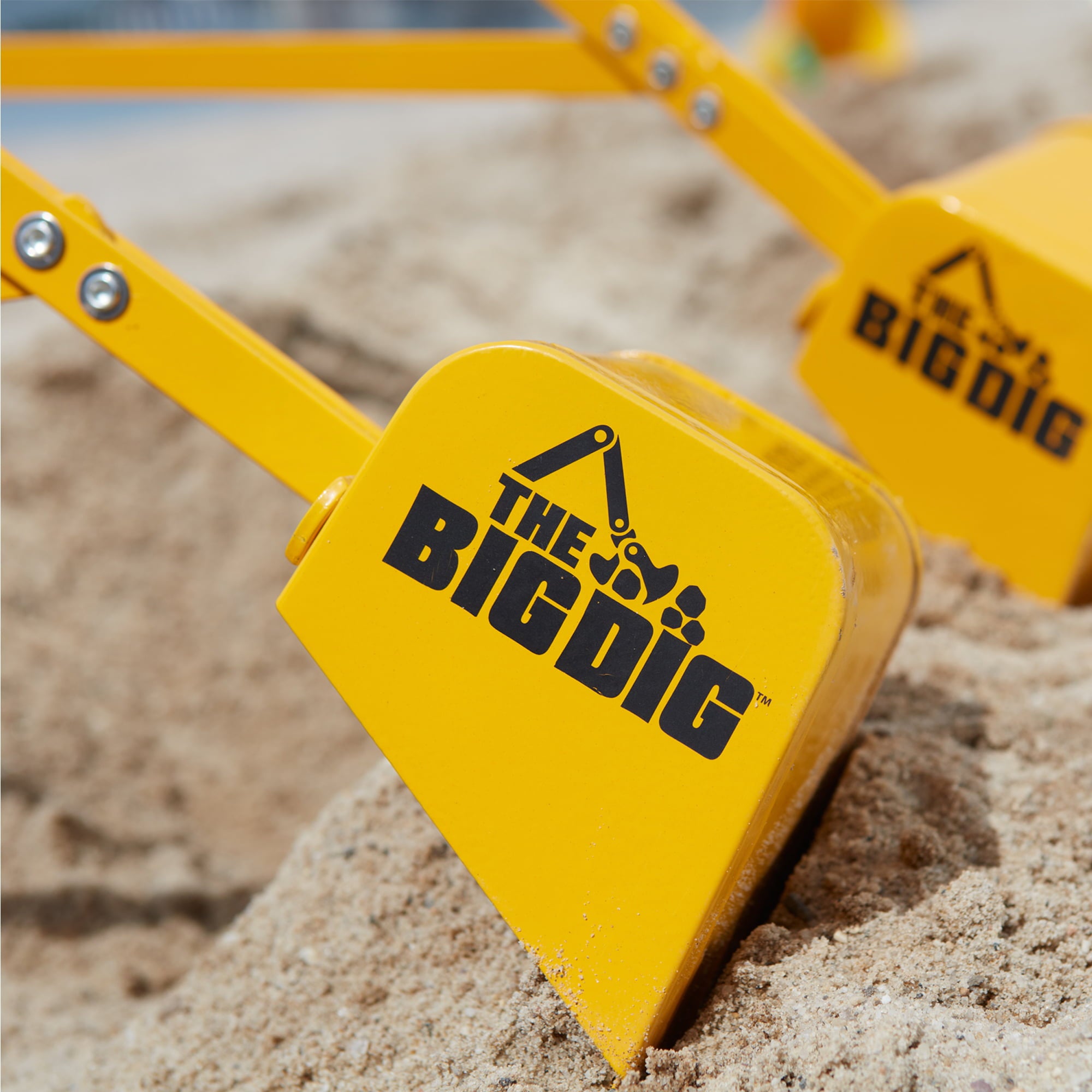 The Big Dig and Roll Ride-On Working Excavator with Wheels and 360° Rotation， Great for Sand， Dirt and Snow， Steel Outdoor Play Toy