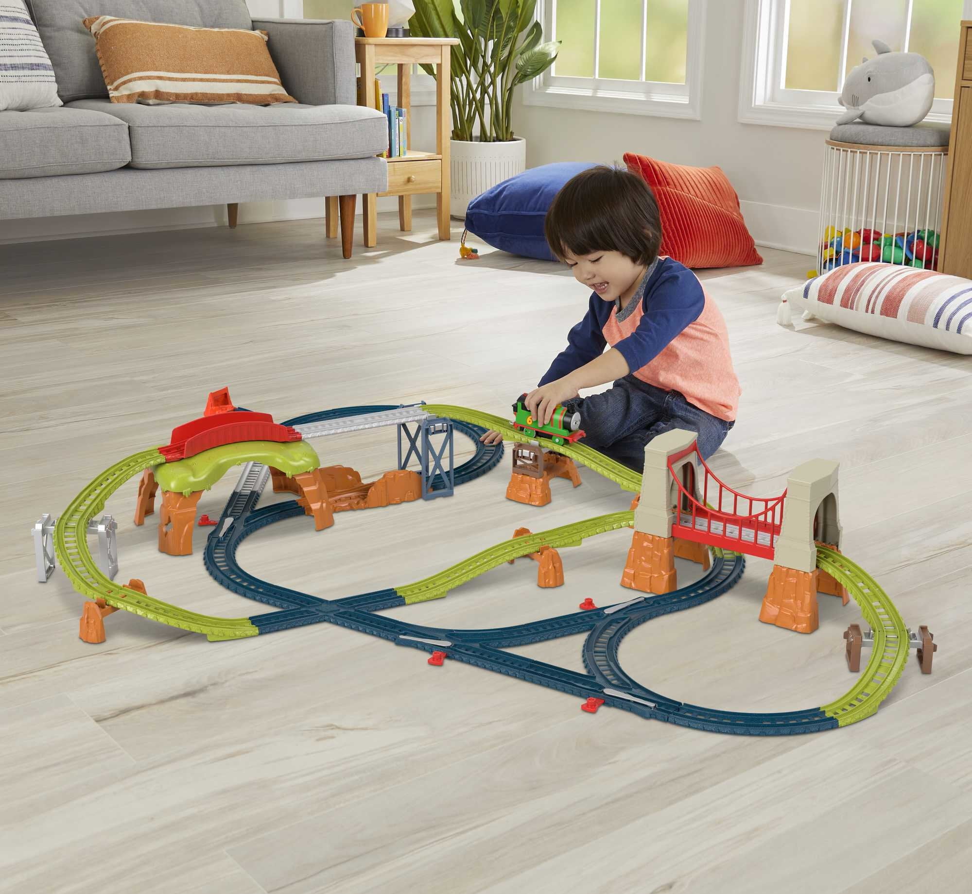 Thomas and Friends Percy 6-in-1 Set with Motorized Percy Engine， Track and Play Pieces