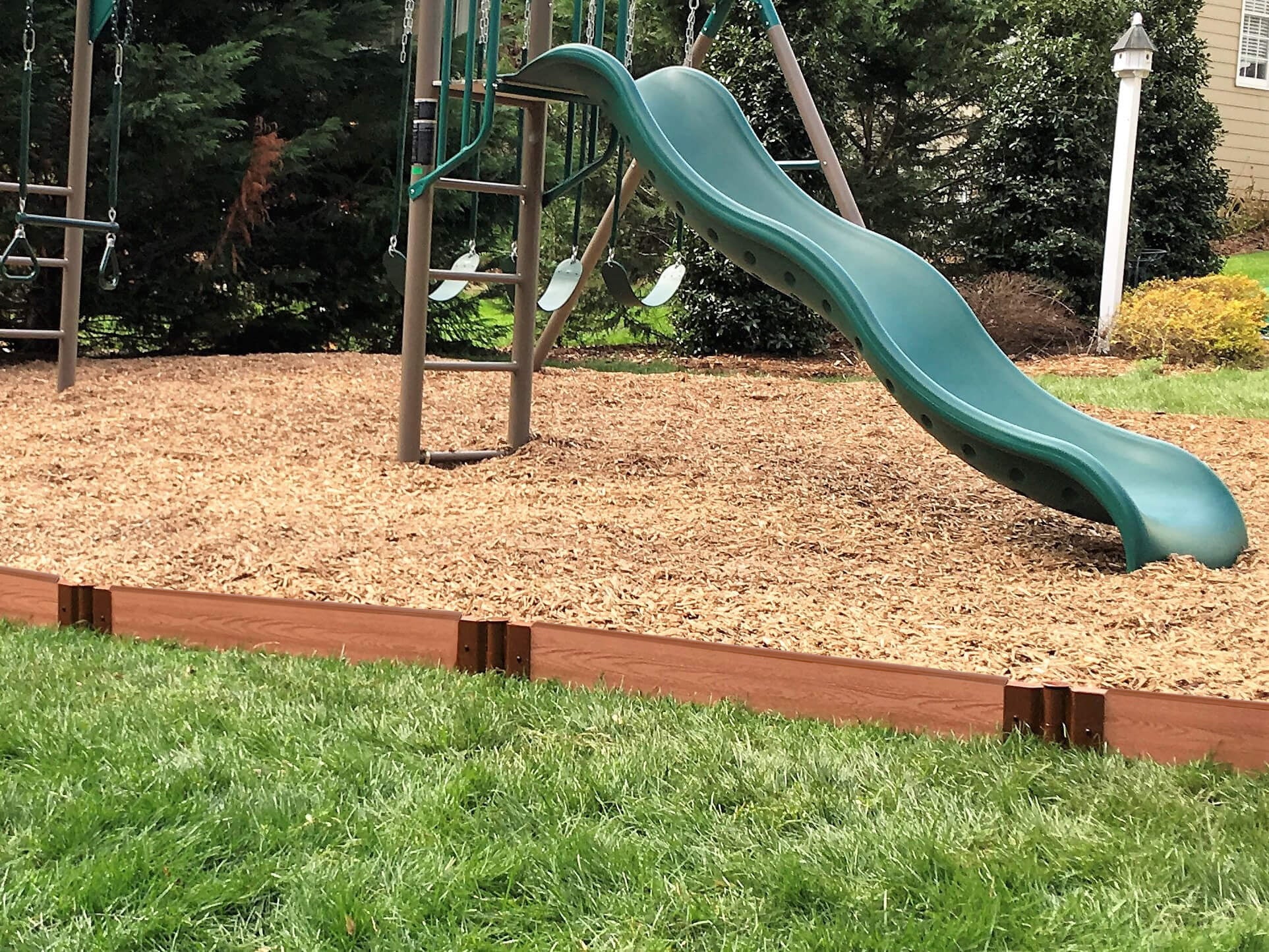 Frame It All Tool-Free Classic Sienna Straight Playground Border