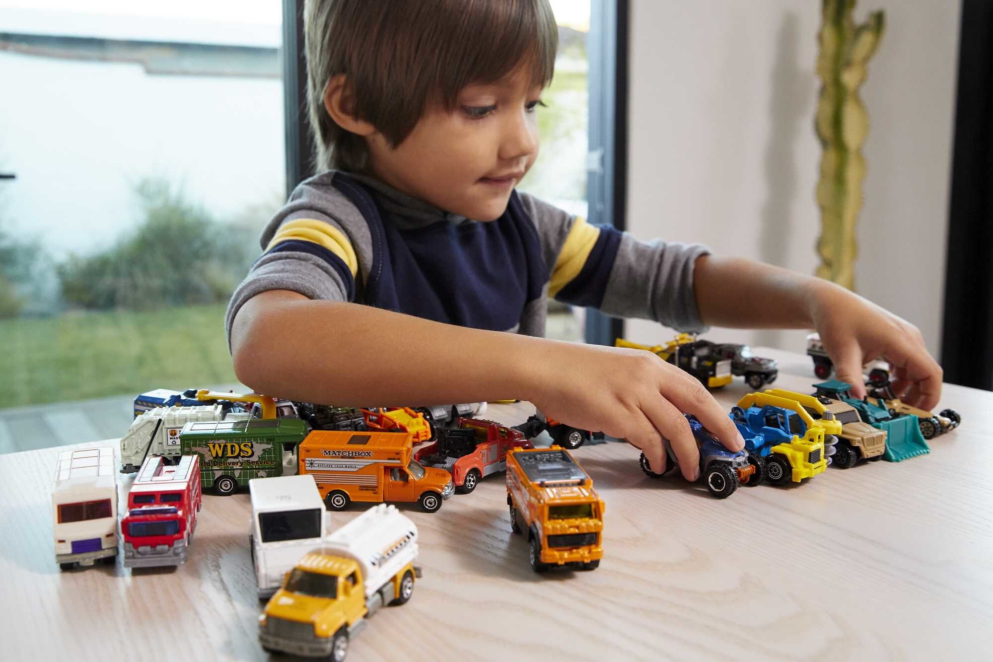 Matchbox Single 1:64 Scale Toy Car， Truck or Other Vehicle (Styles May Vary)