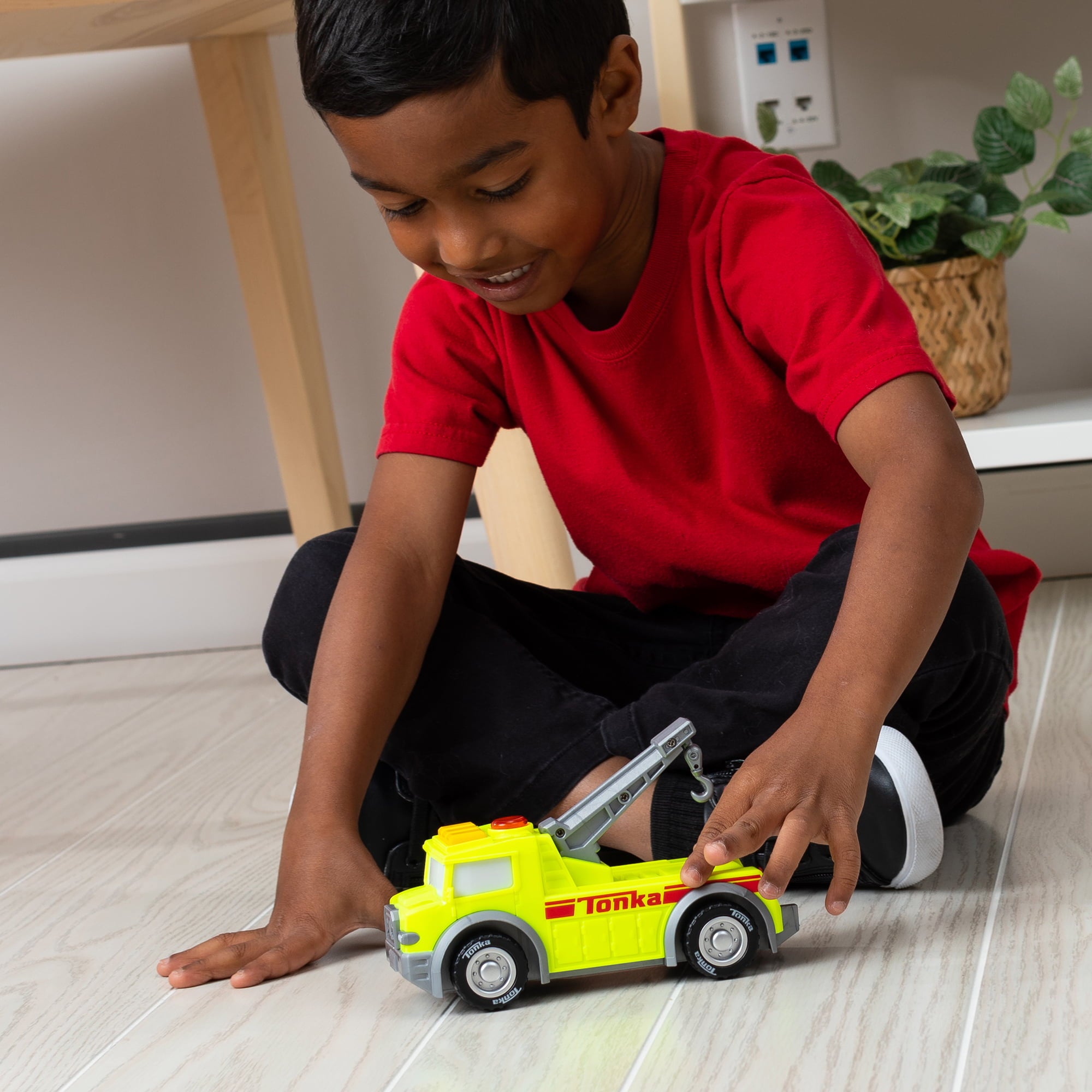 Tonka Mighty Force - Lights and Sounds - Tow Truck (Neon)