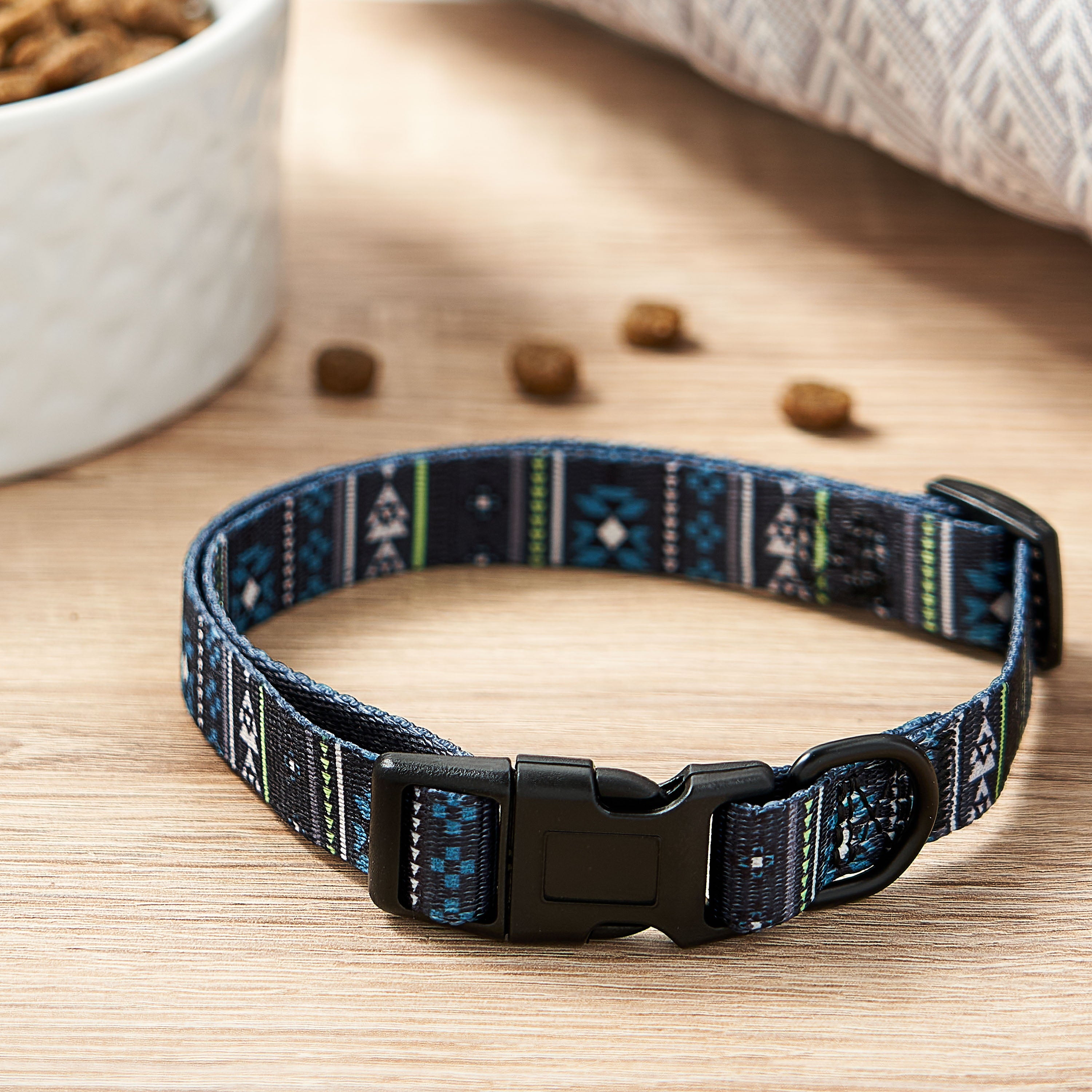 Vibrant Life Polyester Aztec Adjustable Collar for Dogs， Blue， Medium