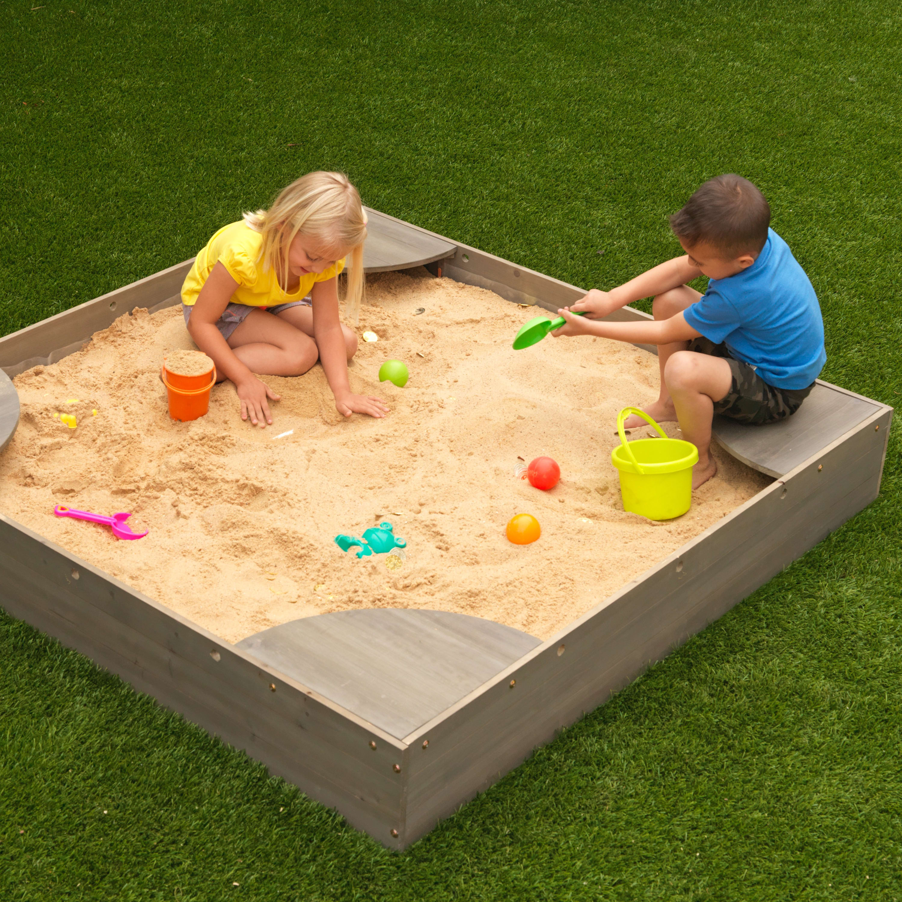 KidKraft Wooden Backyard Sandbox with Built-in Corner Seating and Mesh Cover， Gray