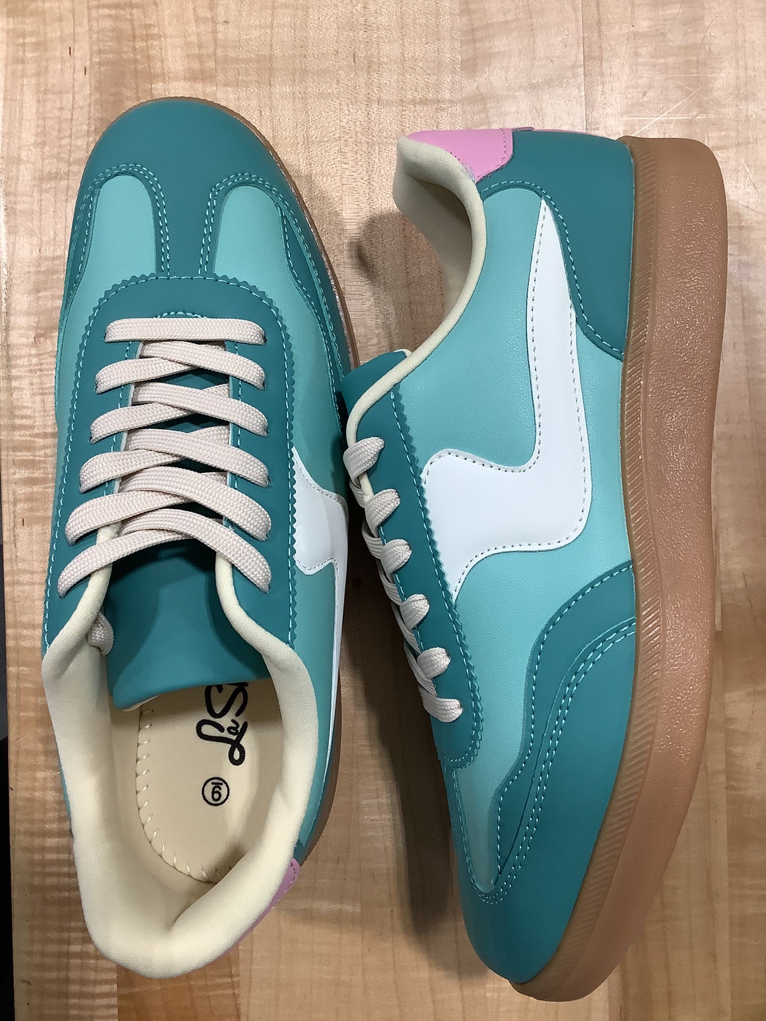 Wavy Design Low Top Sneakers