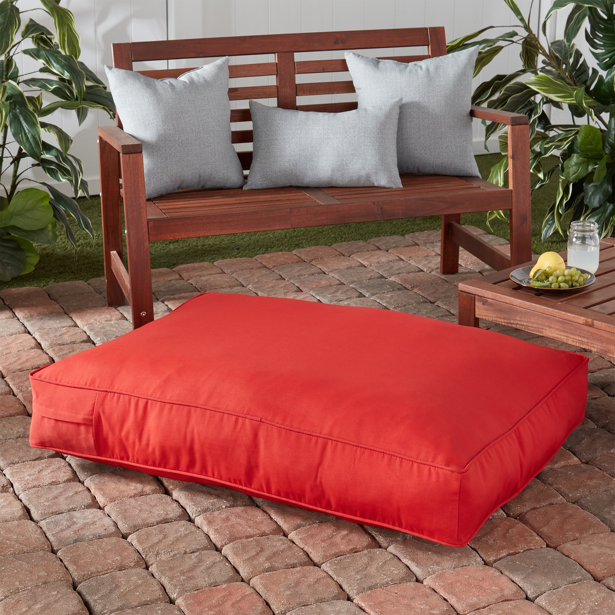 Happy Hounds Casey Indoor/Outdoor Pillow Style Dog Bed， Salsa， Medium (42 x 30 in.)