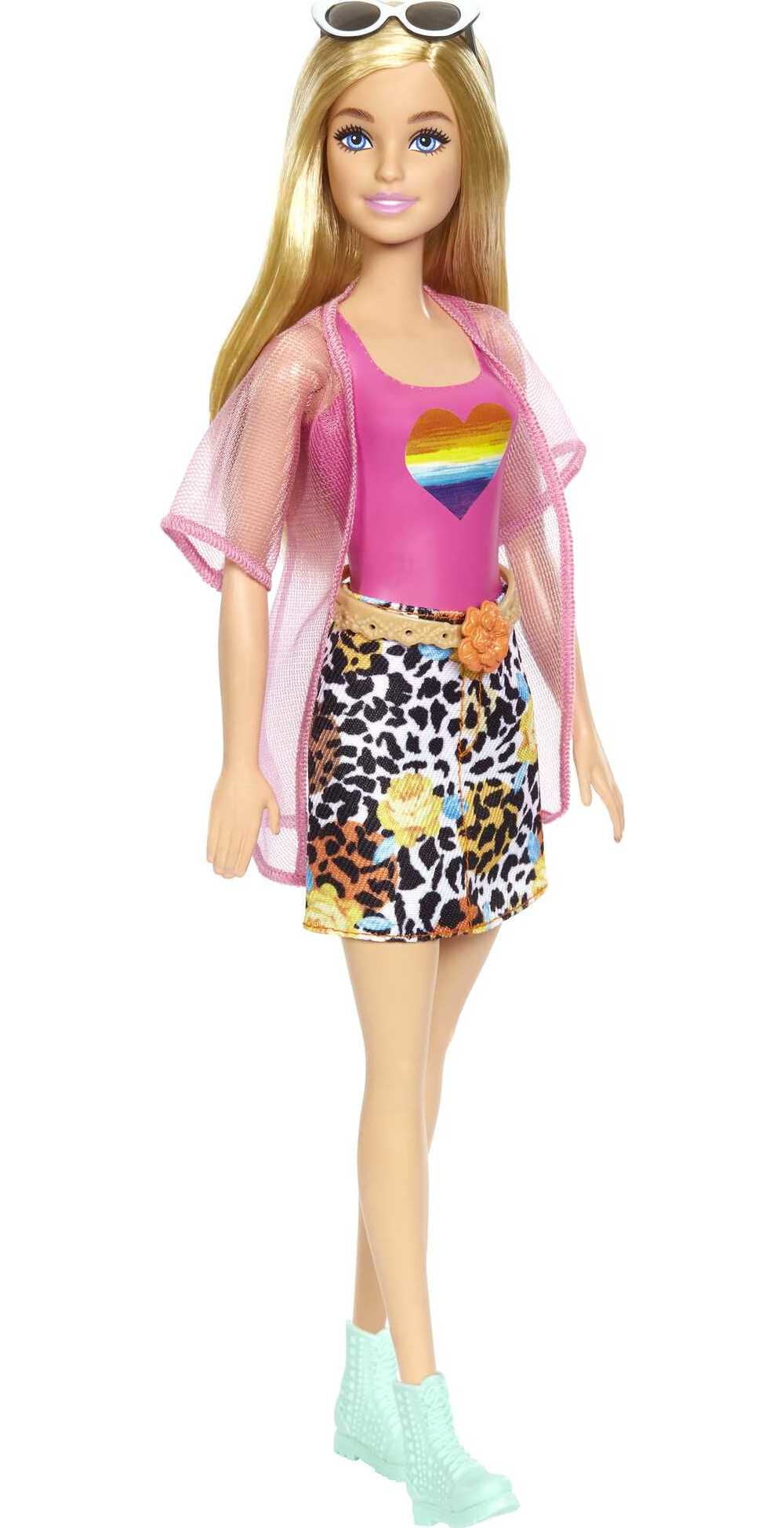 Barbie Doll with 19-Piece Fashion Pack, Clothes & Accessories for 7 Outfits, Blonde Hair