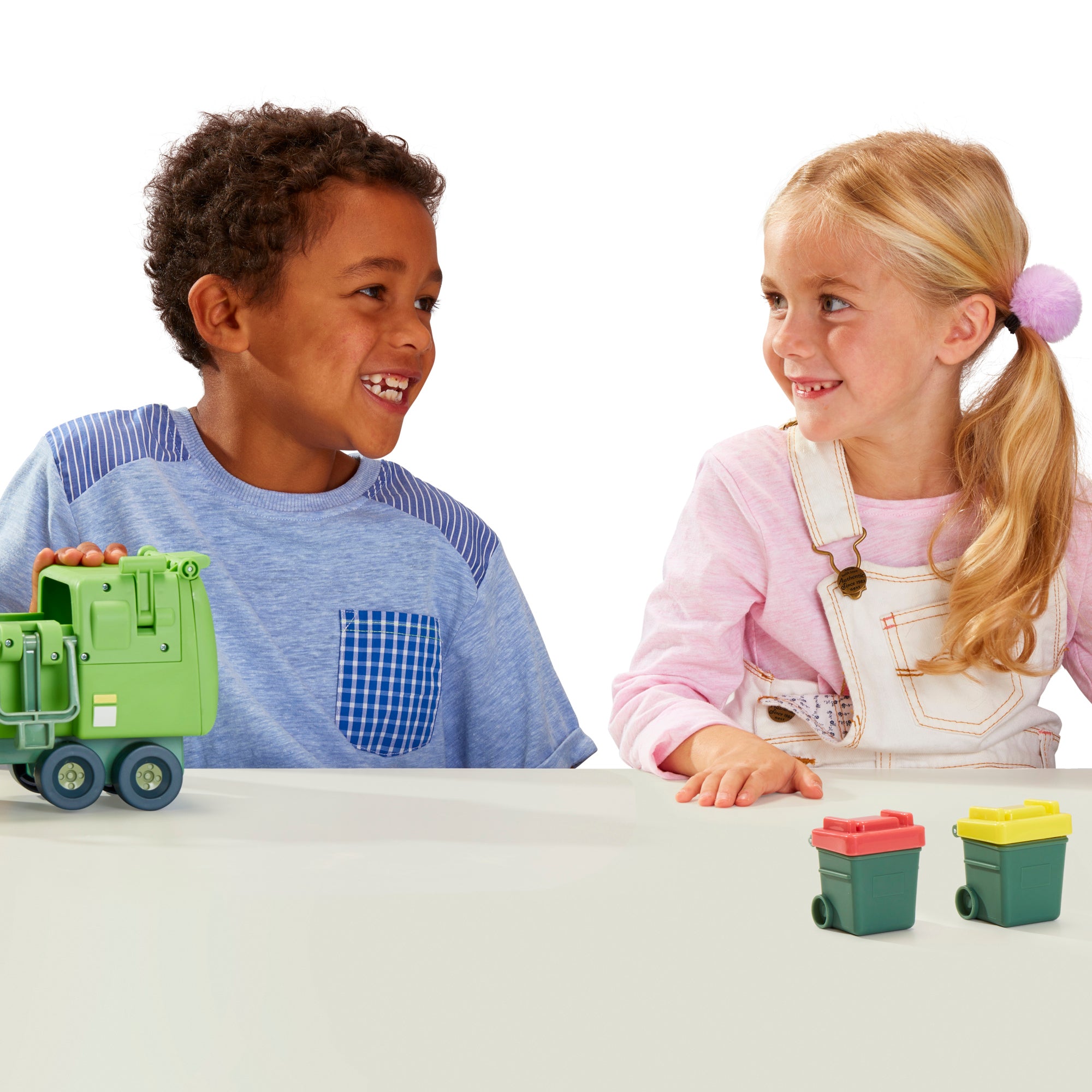 Bluey， Garbage Truck Vehicle Playset， Bluey and Bin Man 2.5-3 inch Figures and Accessories， Preschool， Ages 3+