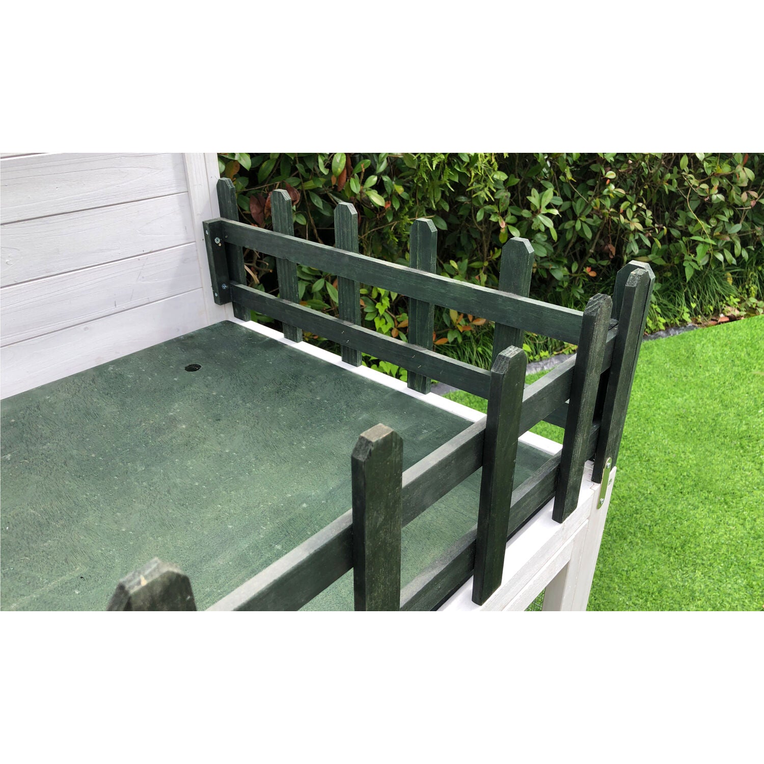 Hanover Elevated Wooden Chicken Coop with Ramp， Planting Area， Wire Mesh Run， Waterproof Roof， 4.25 Ft. x 4 Ft. x 4.2 Ft.