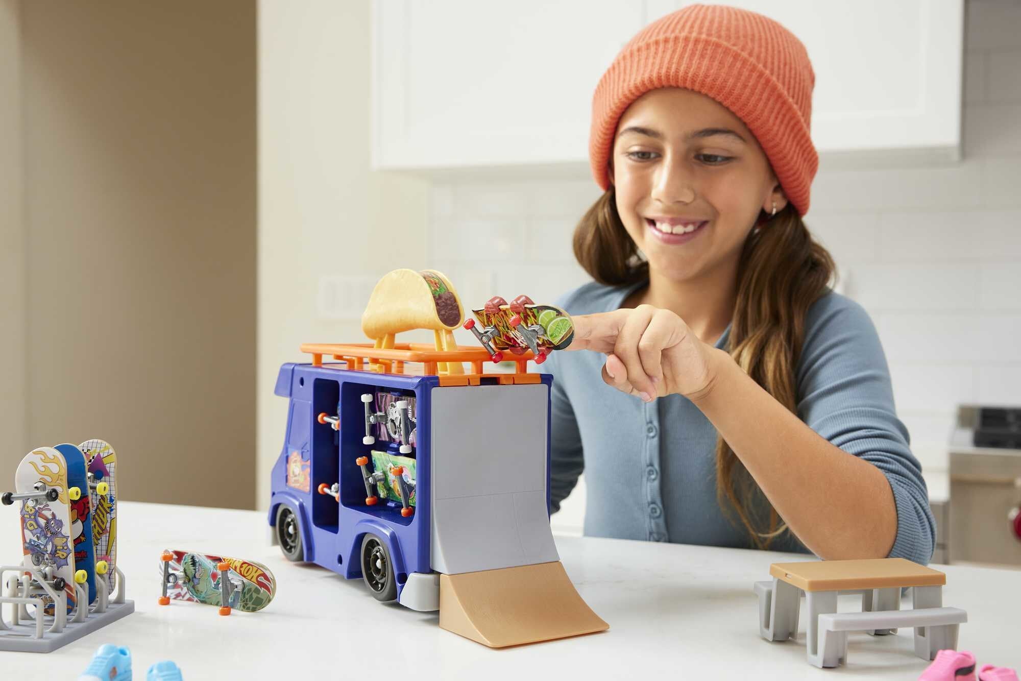 Hot Wheels Skate Taco Truck with 1 Exclusive Fingerboard and Pair of Skate Shoes