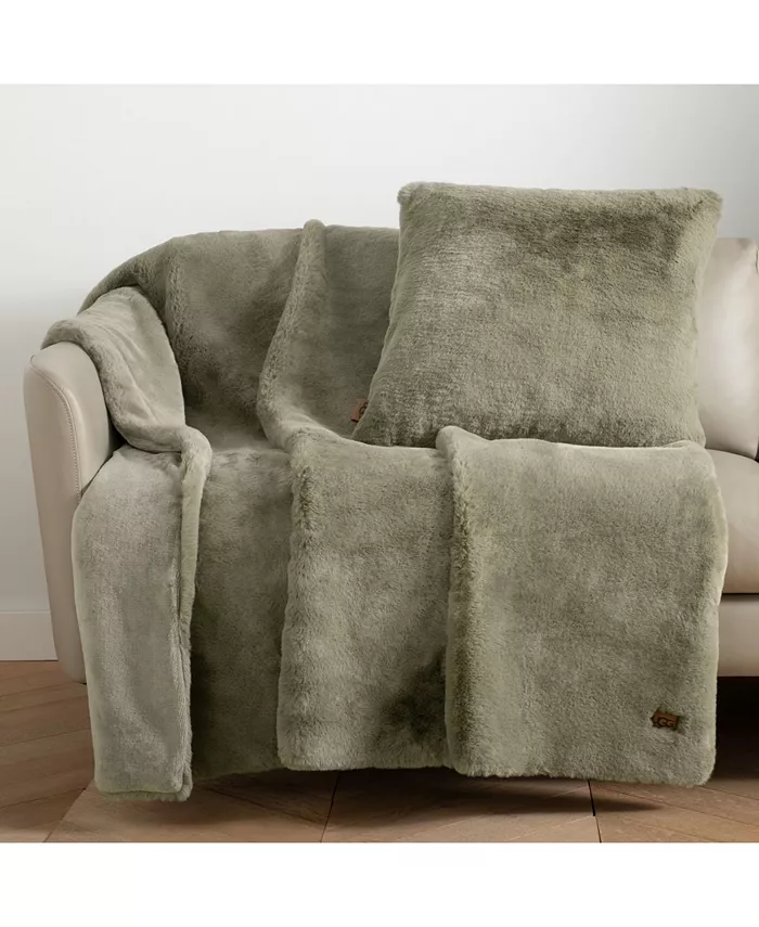 UGGandreg Euphoria Plush Reversible Faux Fur Throw， 50