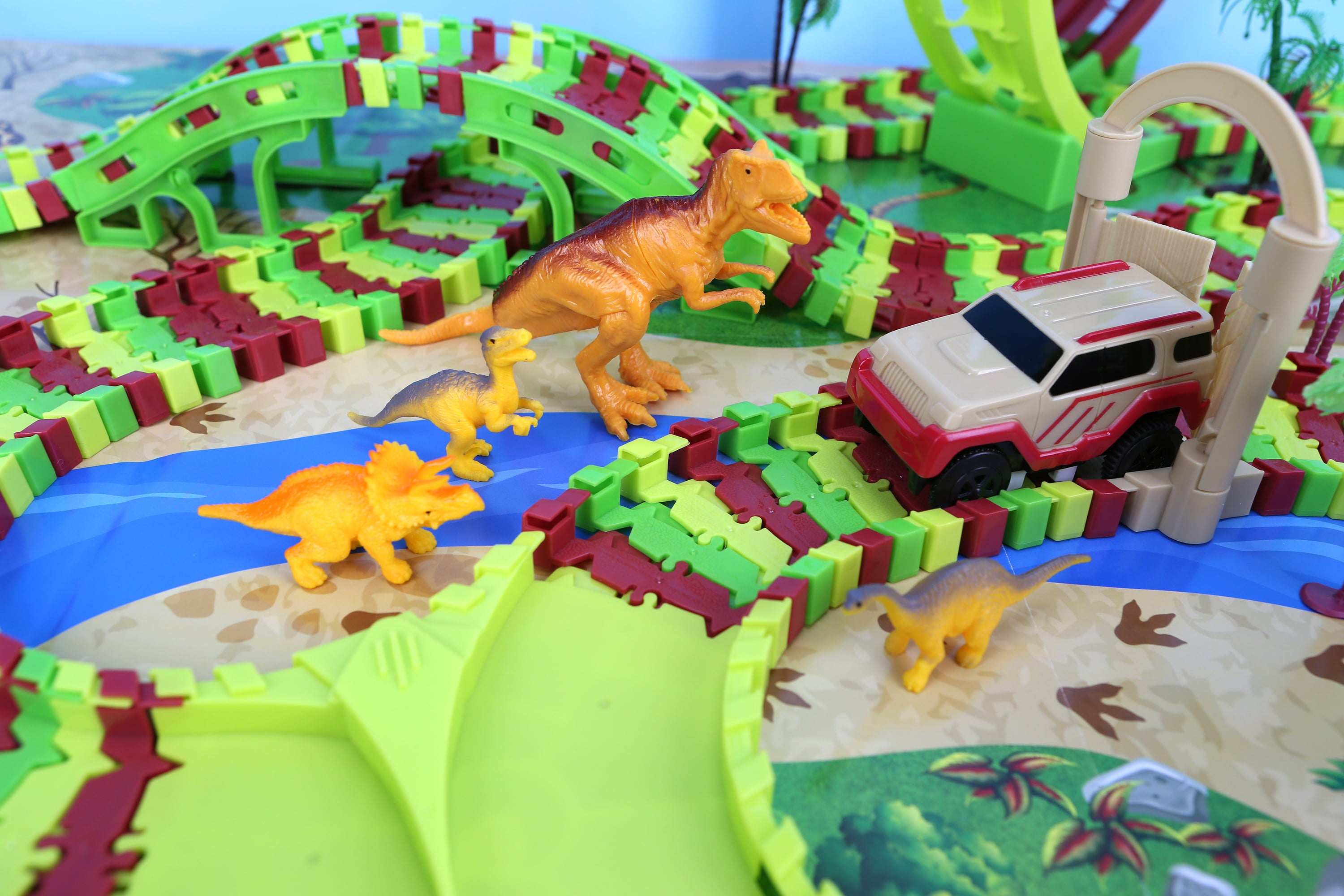 Kid Connection Dinosaur Park Vehicle Track Set， 282 pieces， Flexible Race Track， Motorized Vehicles， and Dinosaurs Included