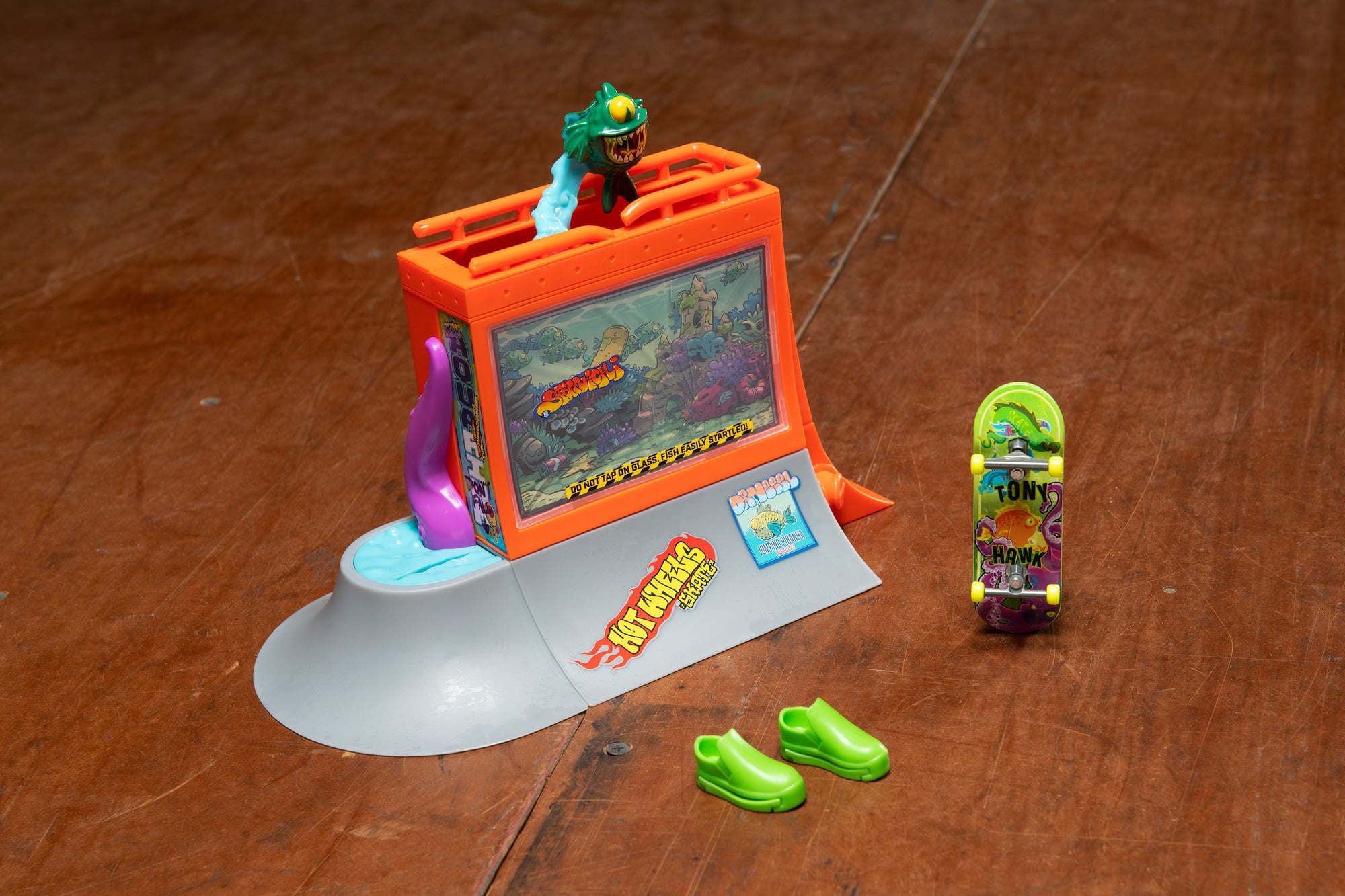 Hot Wheels Skate Tony Hawk Aquarium Playset with 1 Fingerboard and 1 Pair of Skate Shoes