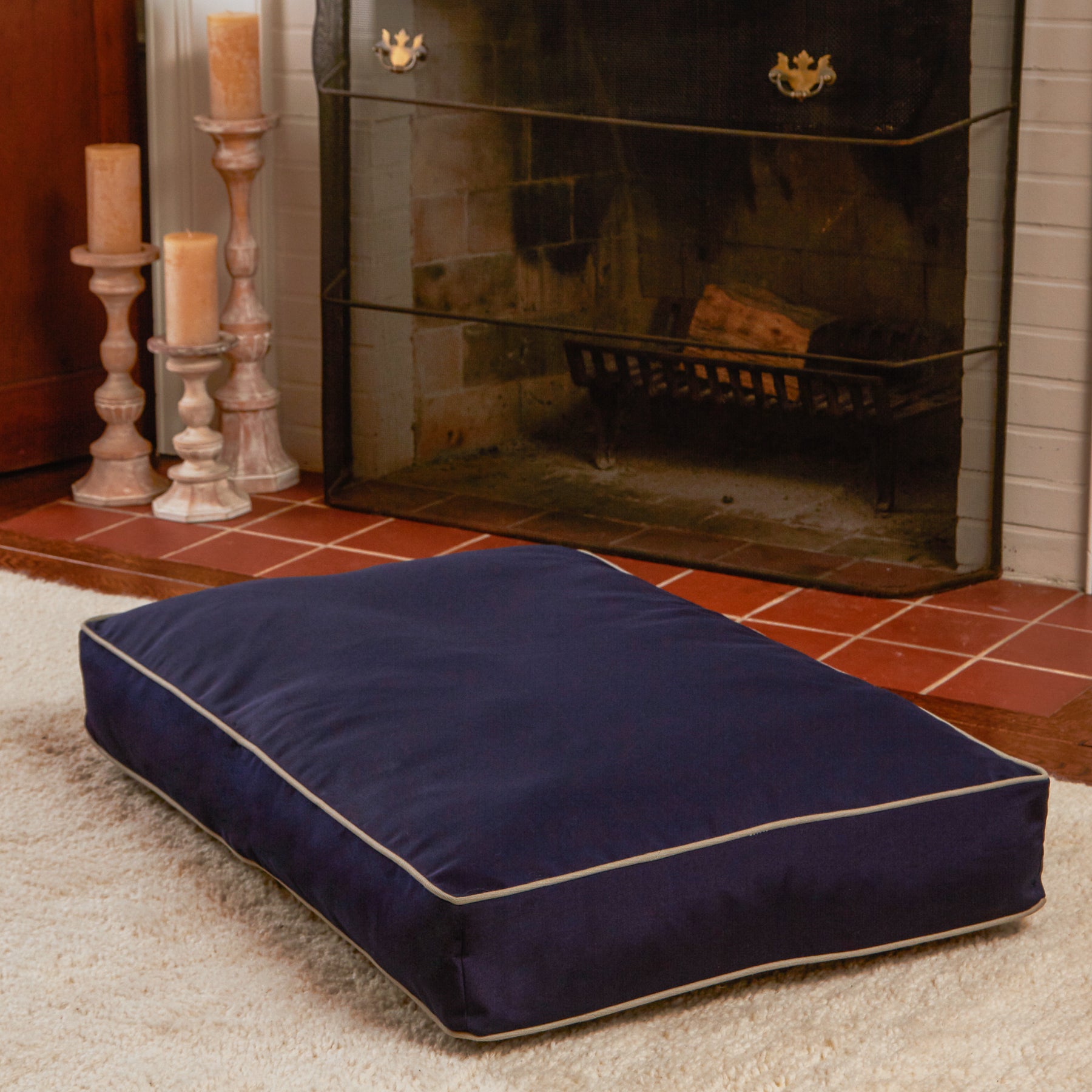 Happy Hounds Casey Indoor/Outdoor Pillow Style Dog Bed， Navy， Small (36 x 24 in.)