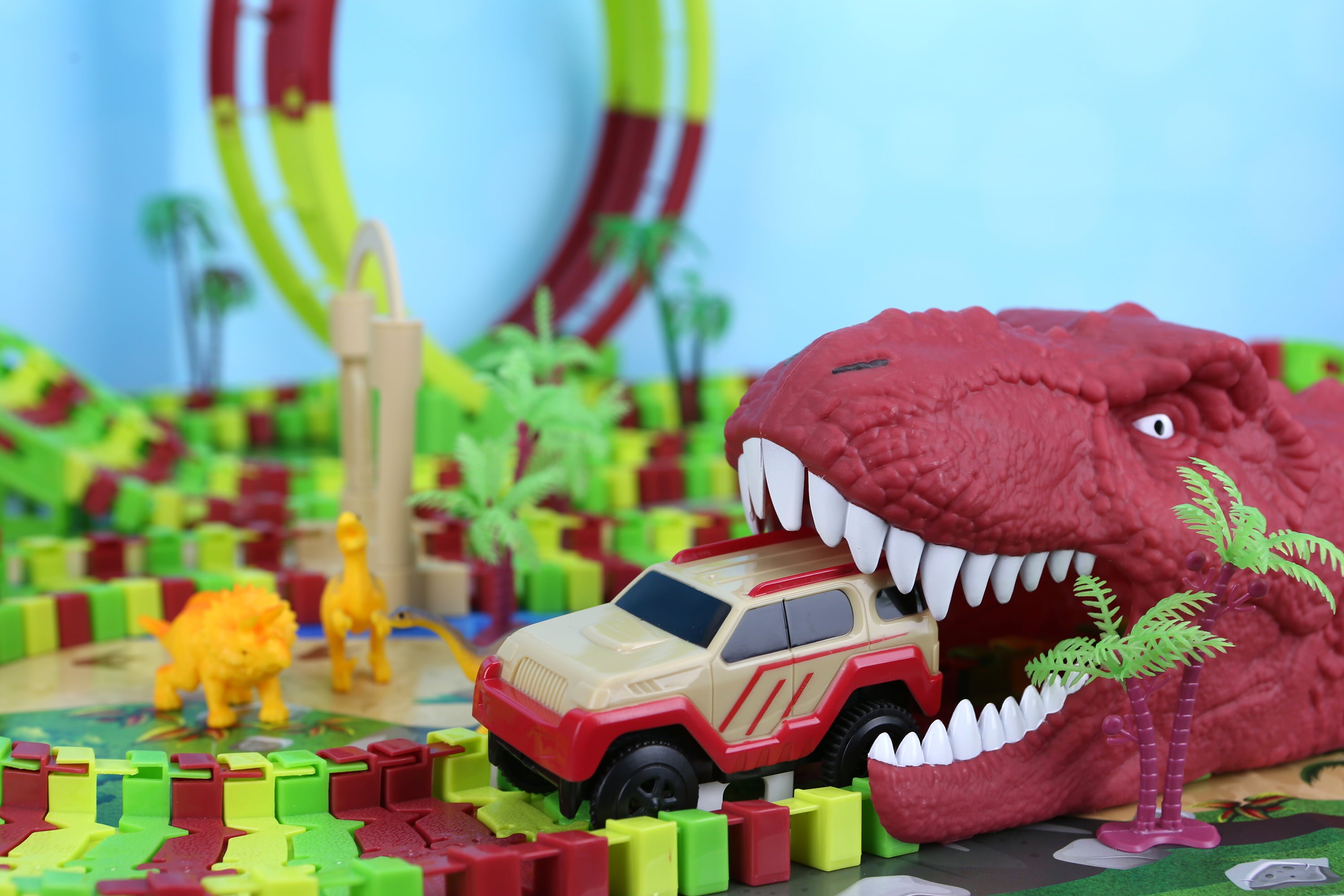 Kid Connection Dinosaur Park Vehicle Track Set， 282 pieces， Flexible Race Track， Motorized Vehicles， and Dinosaurs Included