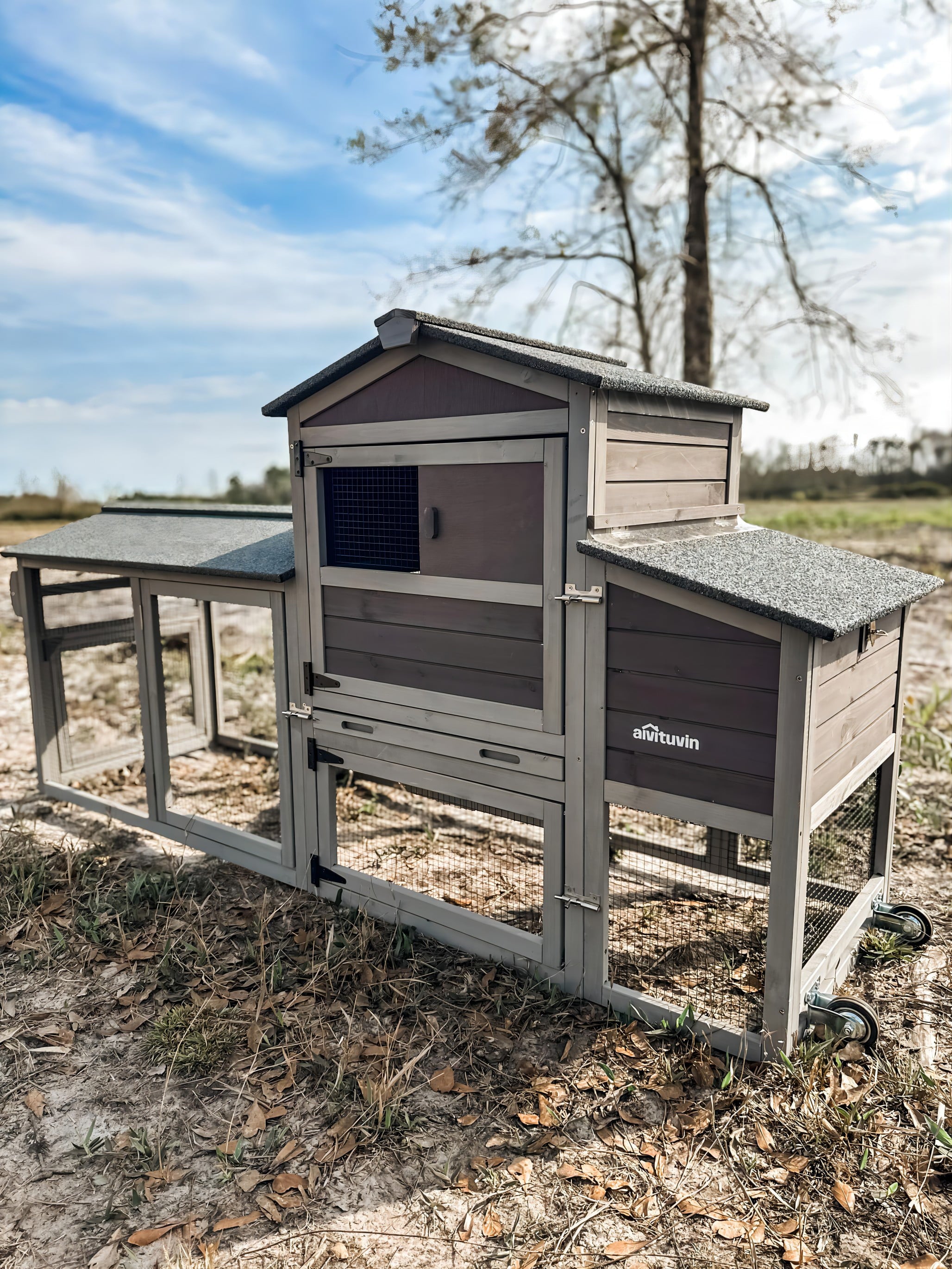Morgete Large Chicken Coop on Wheels， Wooden Hen House with Nest Box and Asphalt Roof