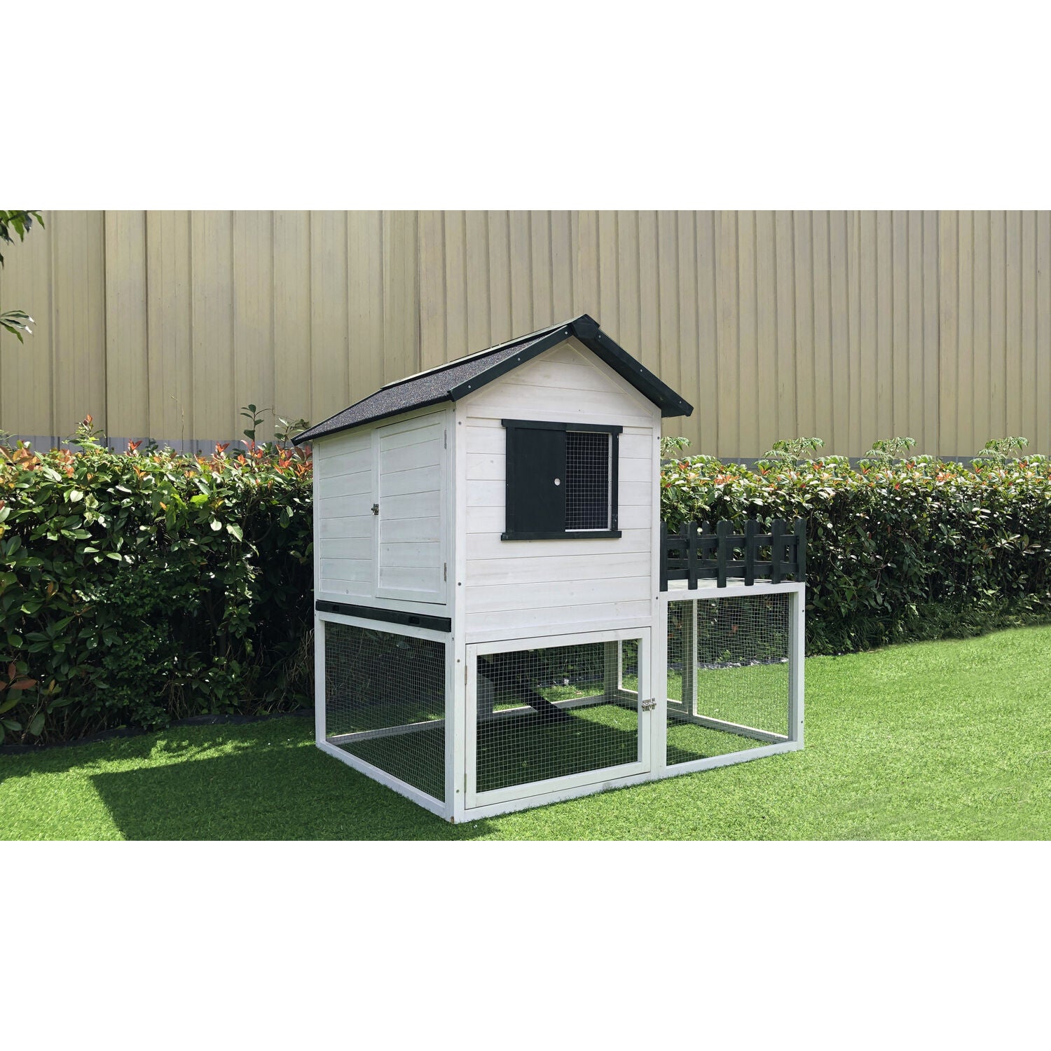 Hanover Elevated Wooden Chicken Coop with Ramp， Planting Area， Wire Mesh Run， Waterproof Roof， 4.25 Ft. x 4 Ft. x 4.2 Ft.