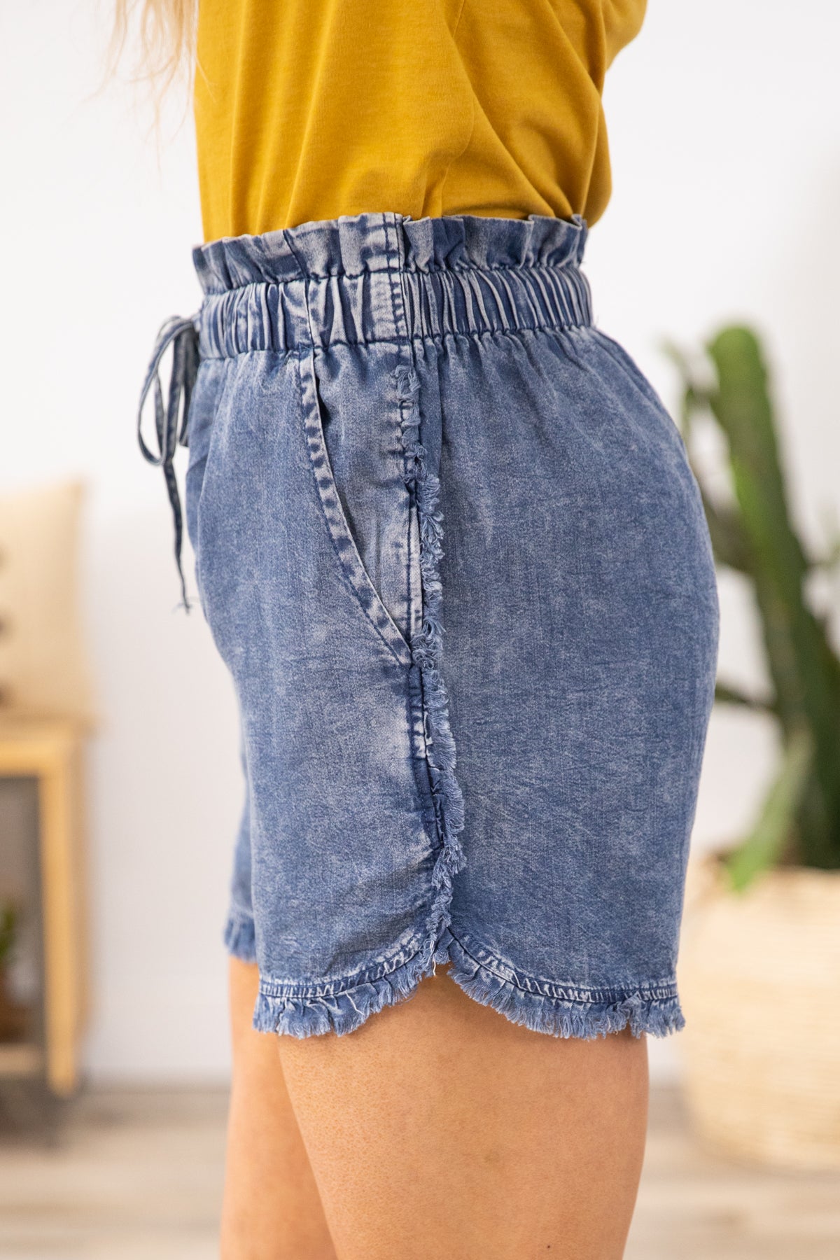 Medium Wash Fray Hem Elastic Waist Shorts