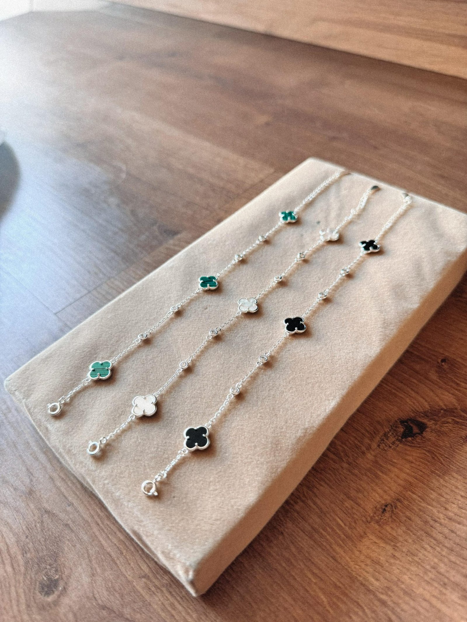 Pulseira Pedra Madrepérola  C/ Zircônia (Inspiração Van Cleef & Arpels) Dupla Face