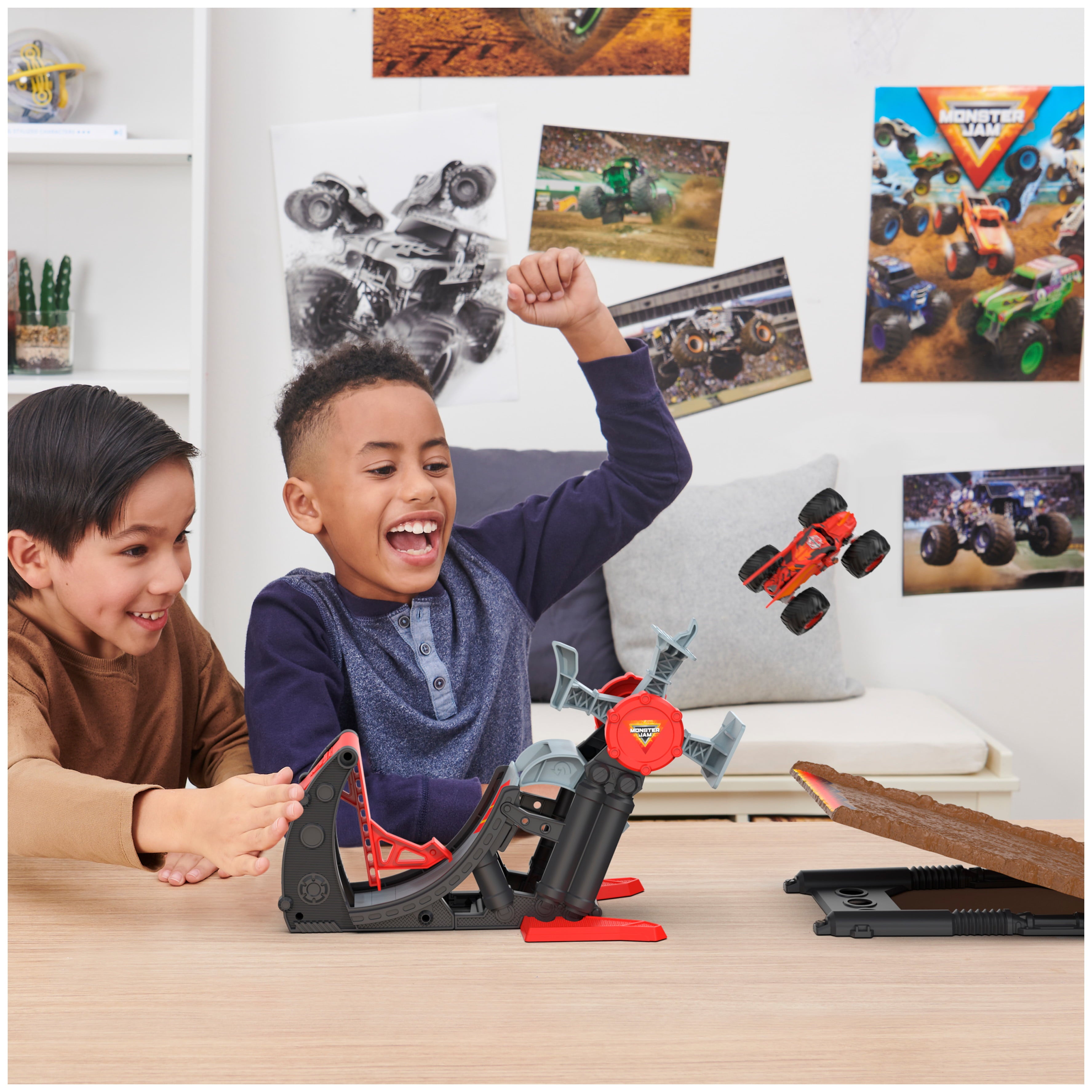 Monster Jam， Official Bakugan Dragonoid Stunt Dial Playset with Exclusive 1:64 Scale Dragonoid Die-Cast Monster Truck