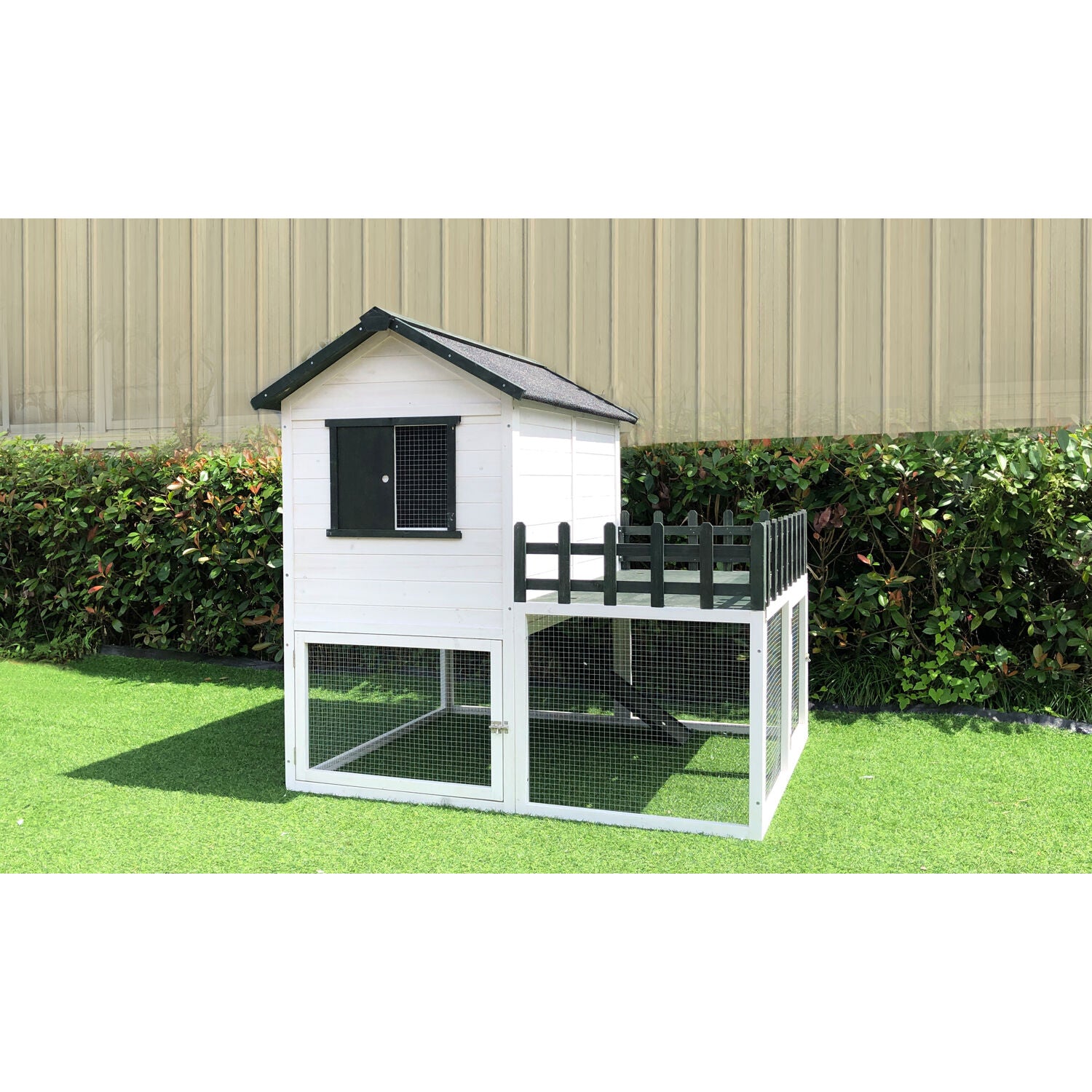 Hanover Elevated Wooden Chicken Coop with Ramp， Planting Area， Wire Mesh Run， Waterproof Roof， 4.25 Ft. x 4 Ft. x 4.2 Ft.