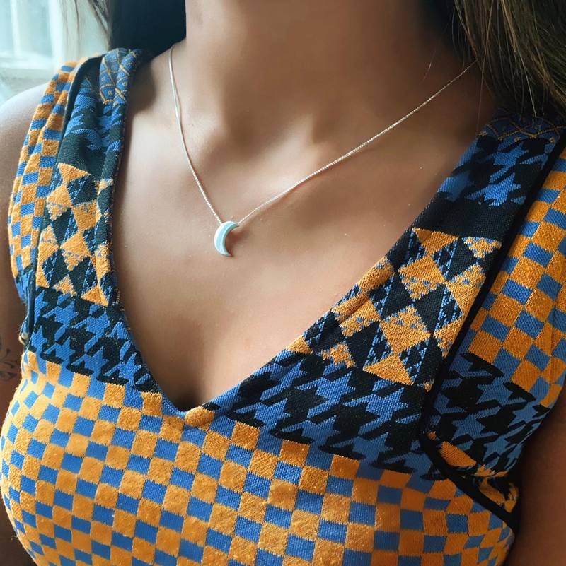 Colar Lua “Em Pé”