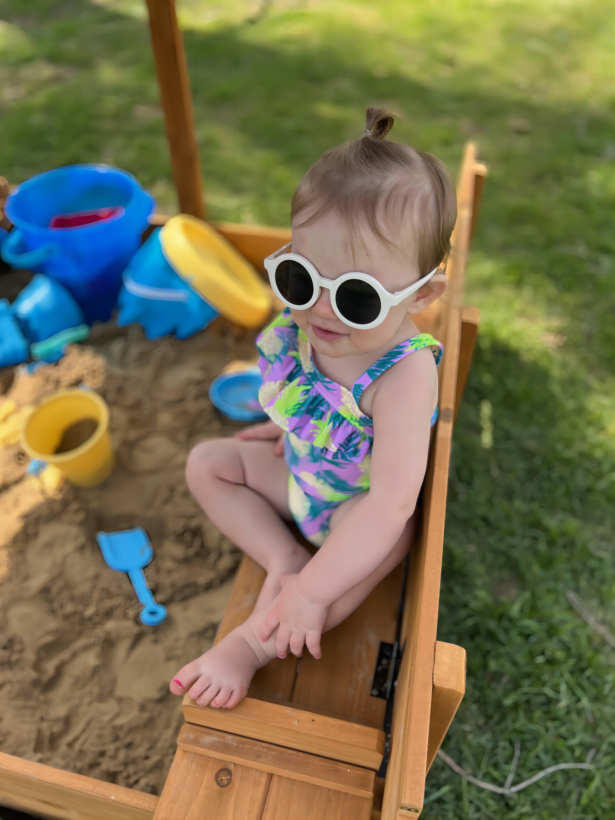 Morgete 47'' Outdoor Sandbox for Kids with Lid and Bench， Wooden Sand Play Toys Center