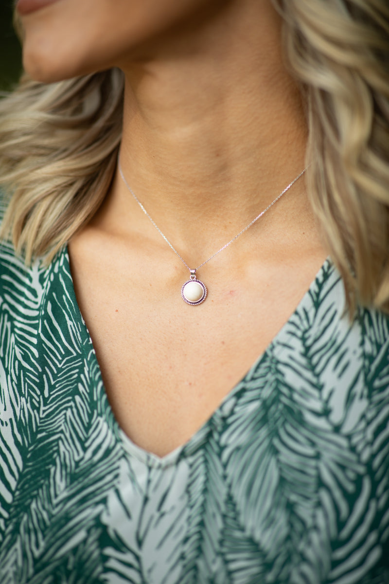 White Round Stone Pendant Chain Necklace