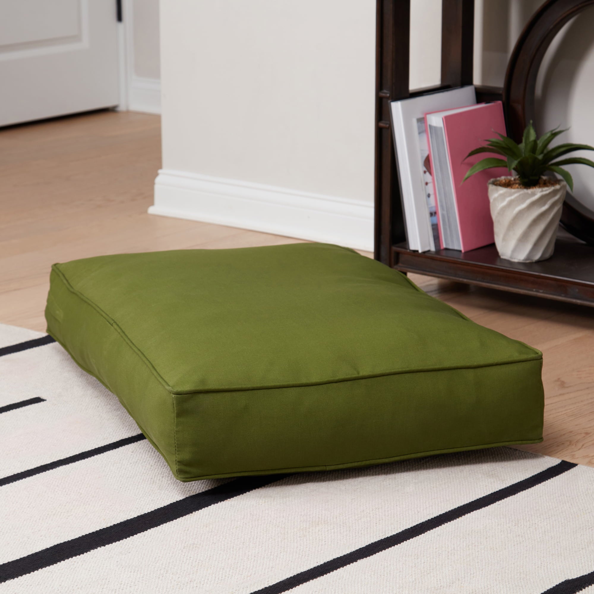 Happy Hounds Casey Indoor/Outdoor Pillow Style Dog Bed， Hunter， Small (36 x 24 in.)