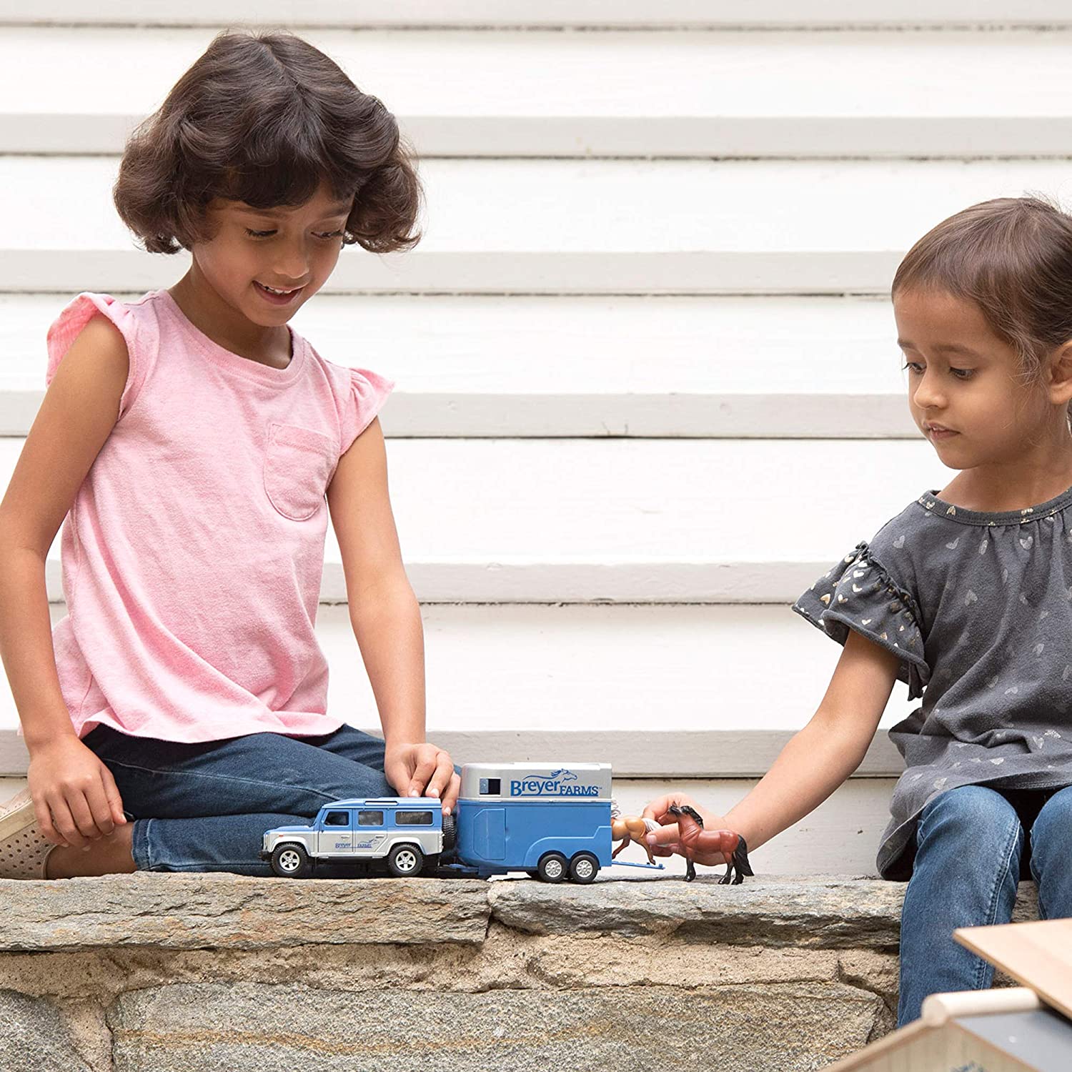 Breyer Farms 1:32 Scale Land Rover and Tag-a-Long Trailer with 2 Stablemates Horses Action Figure Set， 4 Pieces