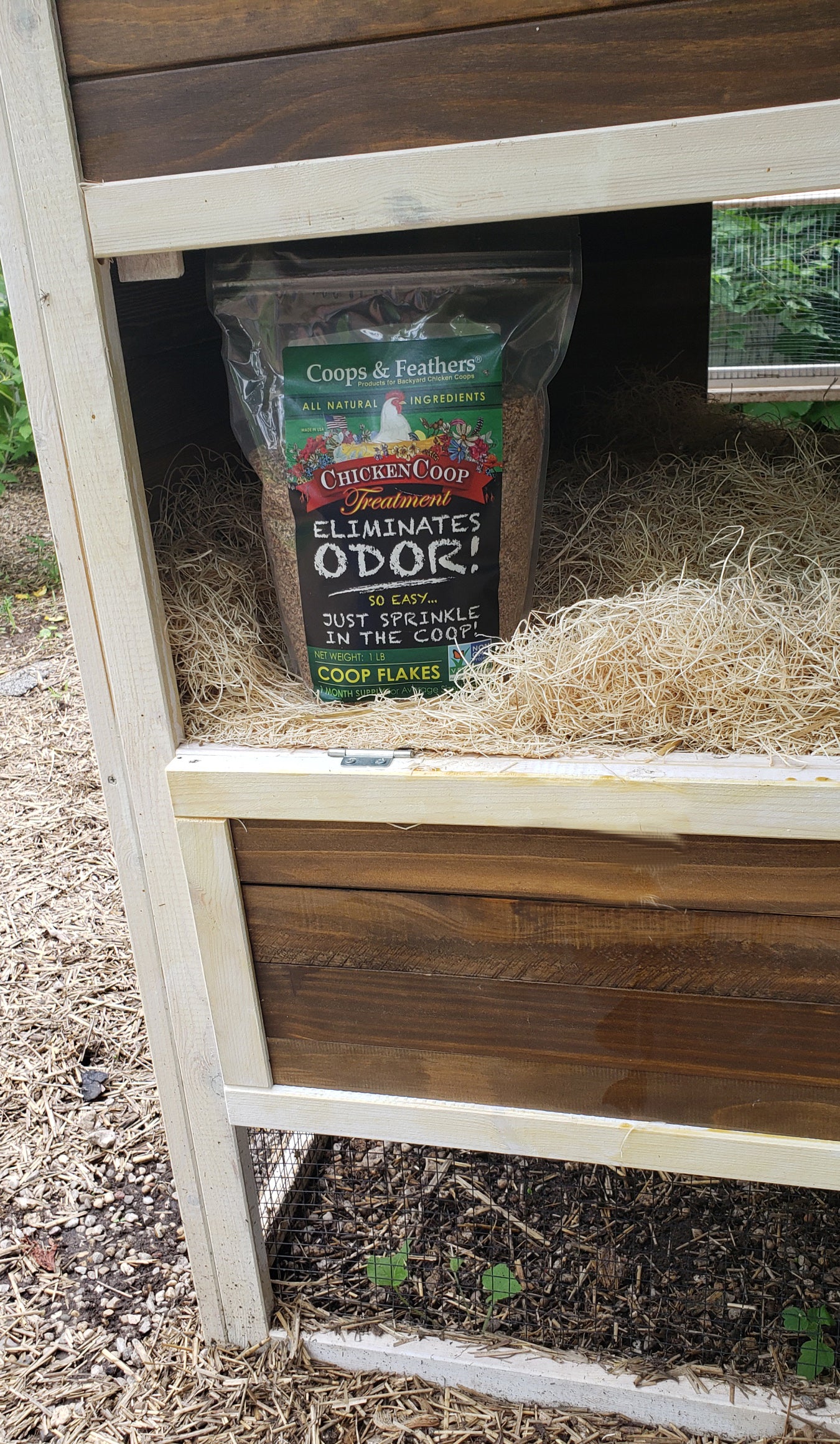 Coops and Feathers Premium Chicken Coop Flakes-1 pound -Eliminates Odor|Non-Toxic|Dust-Free