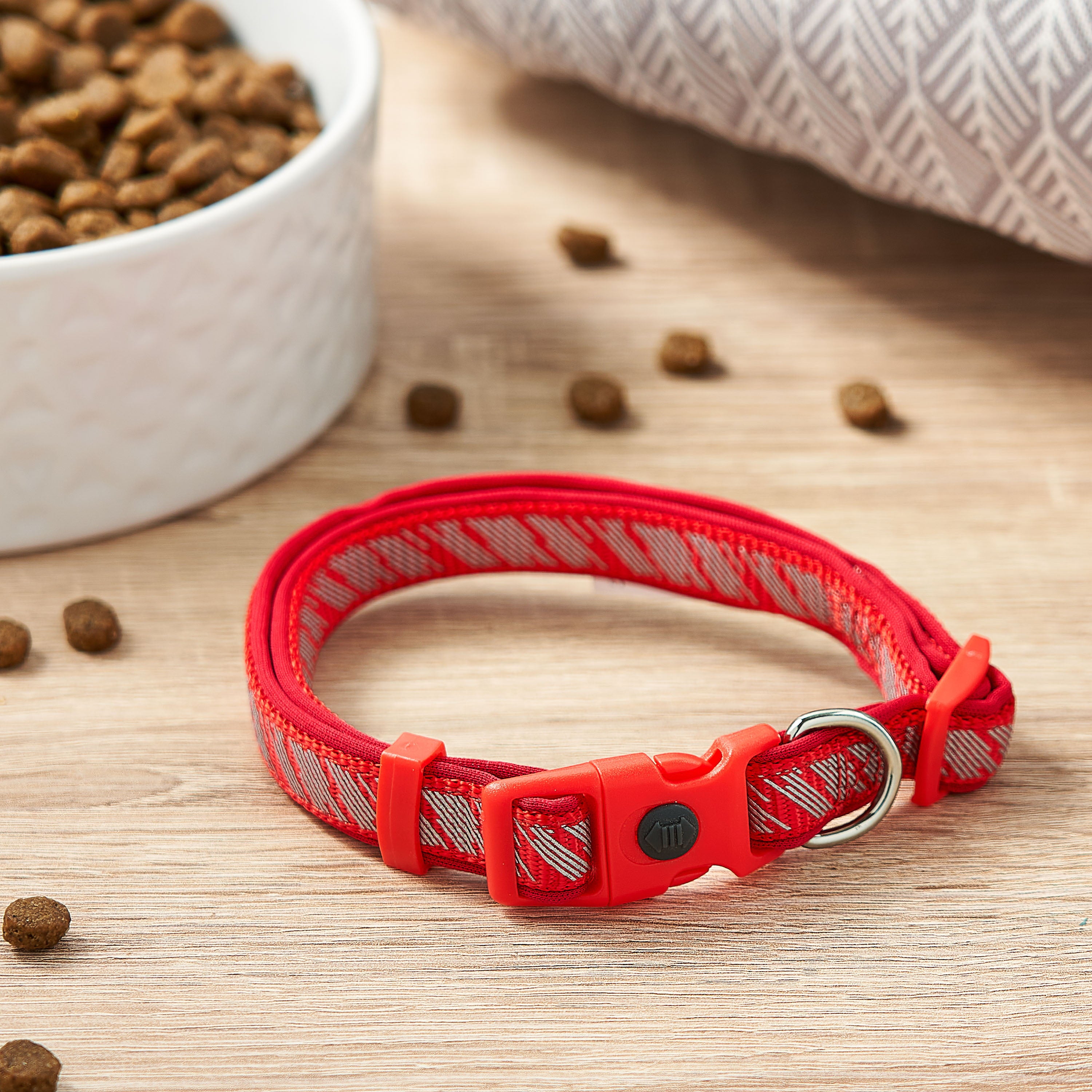 Vibrant Life Padded Reflective Dog Collar， Red， Medium