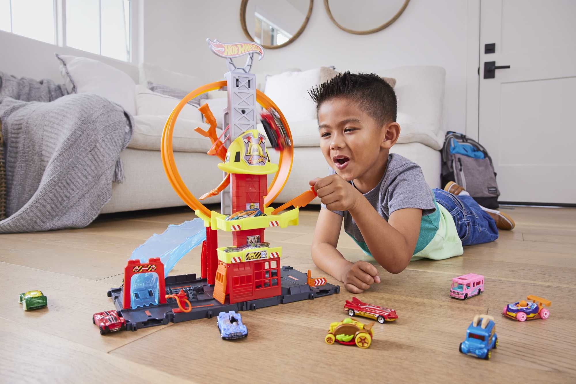 Hot Wheels City Super Loop Fire Station Playset and 1 Toy Firetruck in 1:64 Scale