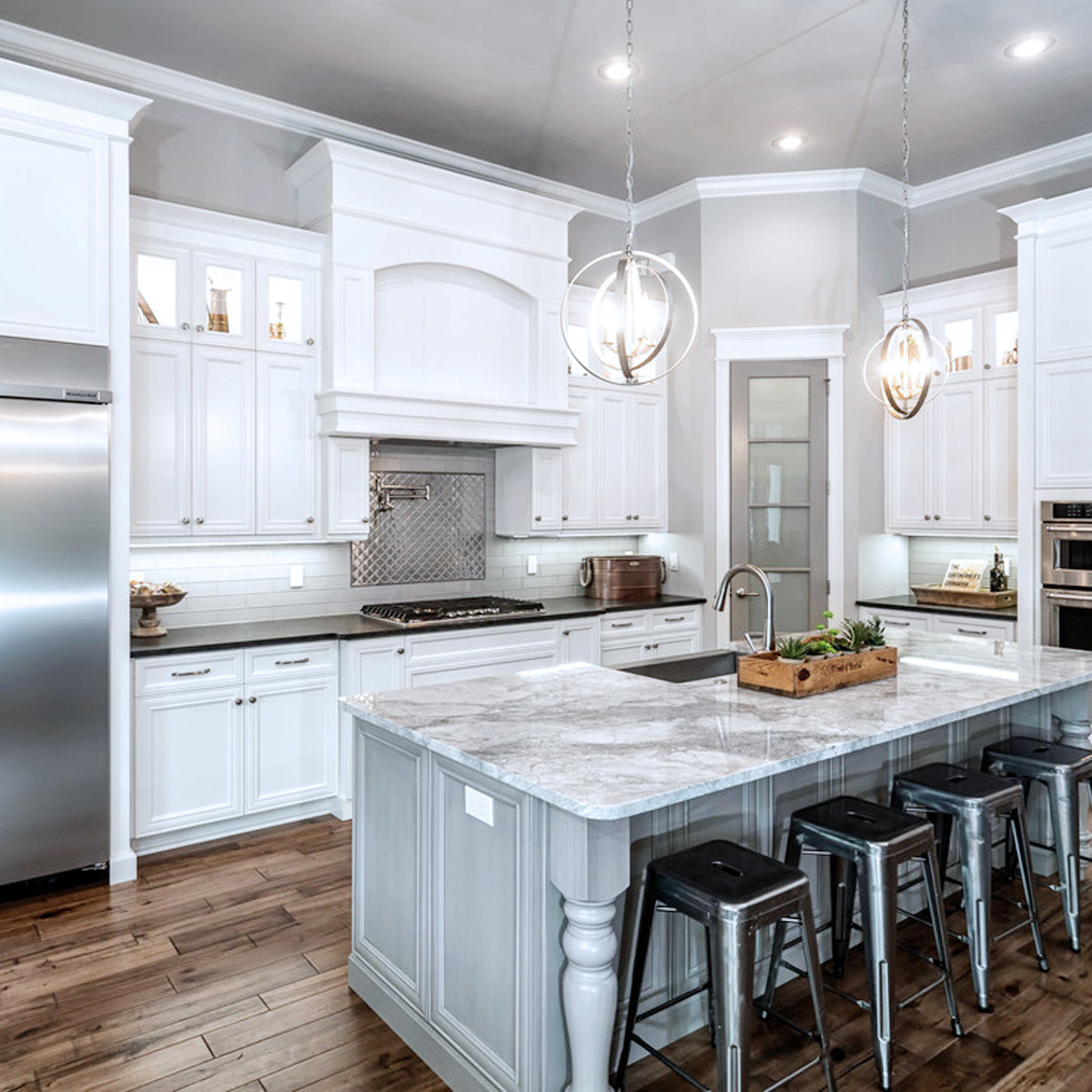 LED Candelabra Light Bulbs E12 - Ceiling Fan Bulb， 60 Watt Equivalent， 550 Lumens， B11 Type B Candle Lights， 120V 5000K Daylight White Lightbulbs， Non-Dimmable， 24 Pack