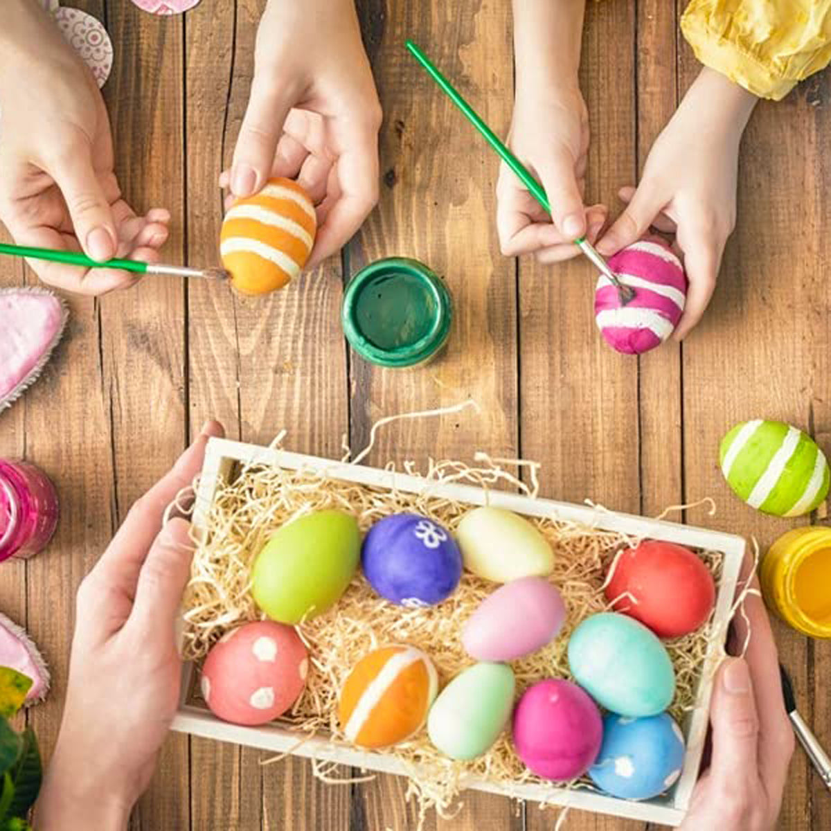 Feildoo 5PCS Plastic Fake Chicken Eggs Poultry Layer Coop Hatching Simulation for DIY Crafts Kids Painting Easter Party Home Decoration -Brown