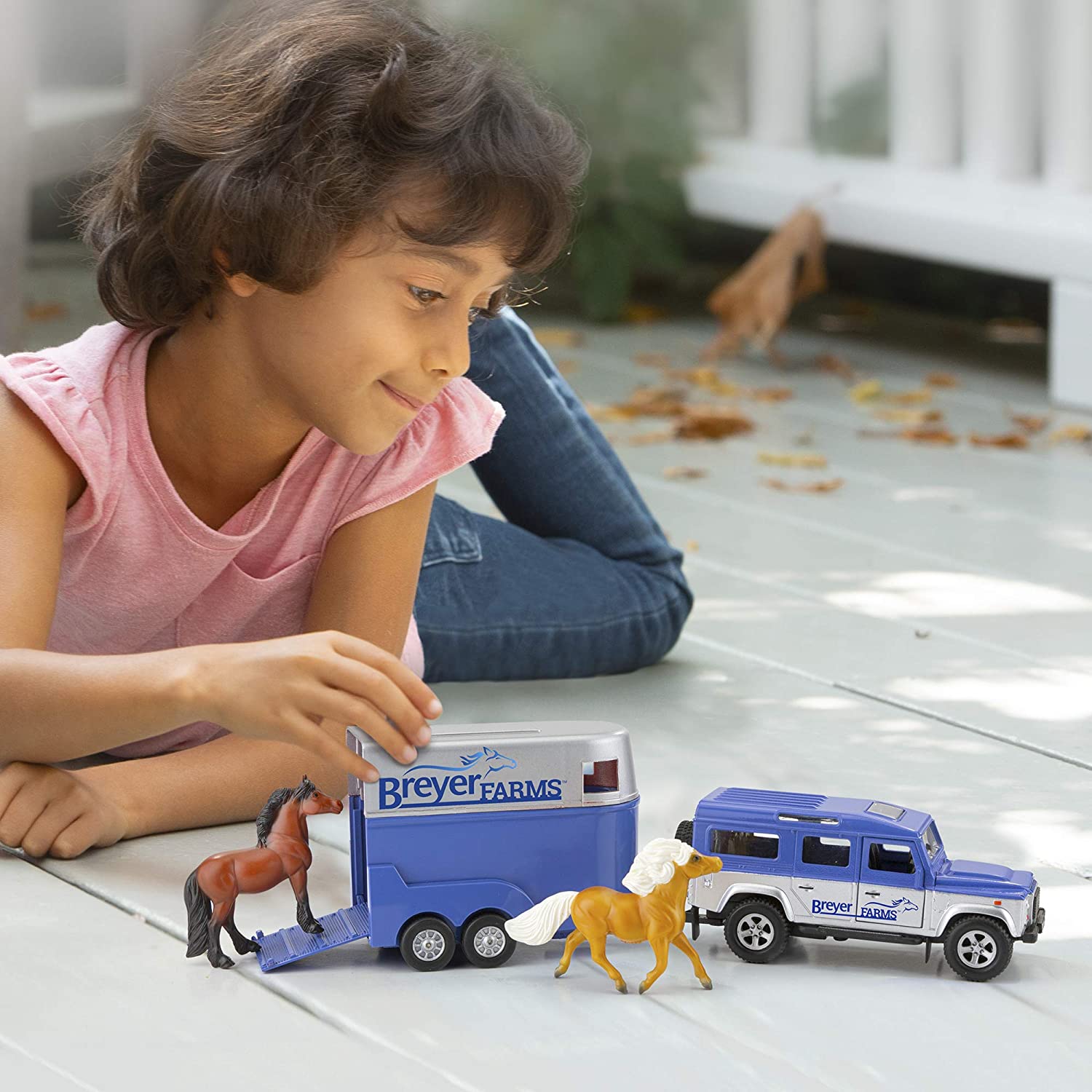 Breyer Farms 1:32 Scale Land Rover and Tag-a-Long Trailer with 2 Stablemates Horses Action Figure Set， 4 Pieces
