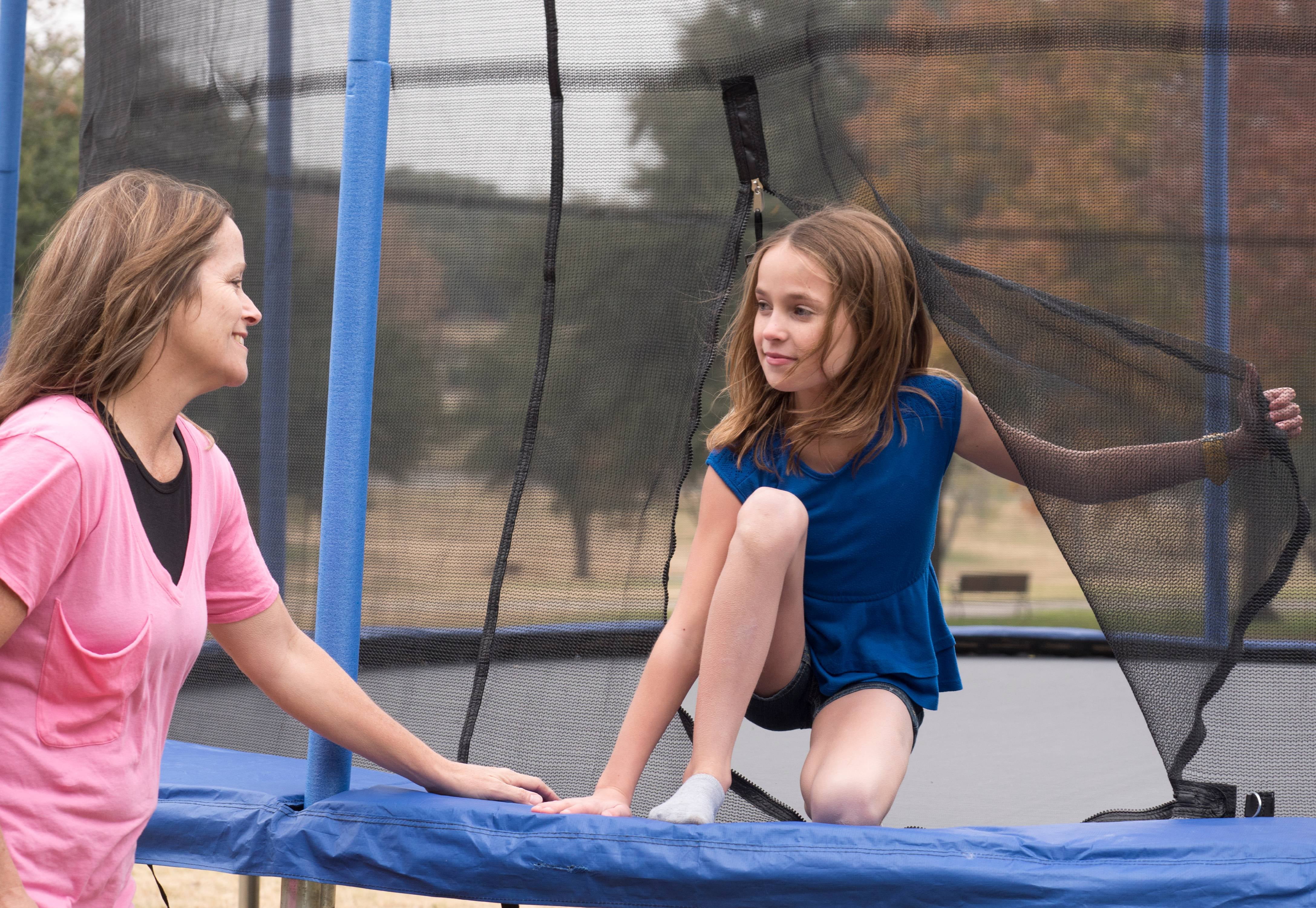 JumpKing Oval 8' x 11.5' Trampoline， with Enclosure， Blue/Green